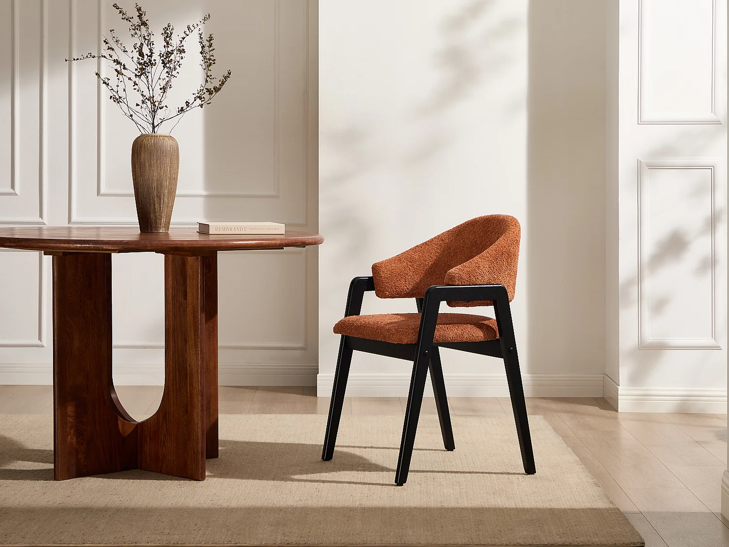Lot de 2 chaises avec accoudoirs en tissu bouclette et bois d'hévéa noir - Terracotta - SOLUNA