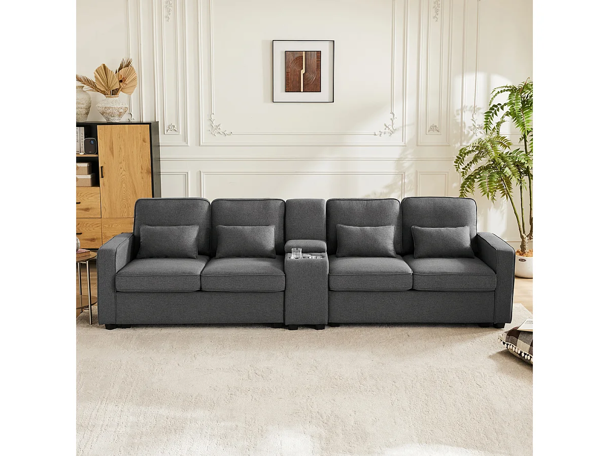 Sofá moderno de lino de 4 plazas con consola, portavasos, puertos USB, almacenamiento y almohadas.