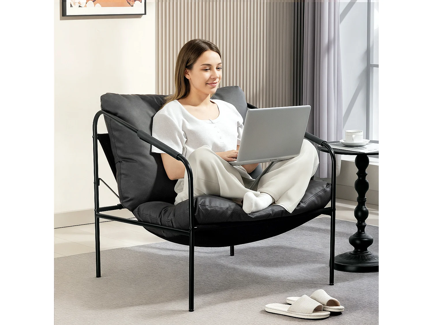 Poltrona da salotto con cuscini spessi in pelle pu e metallo grigio