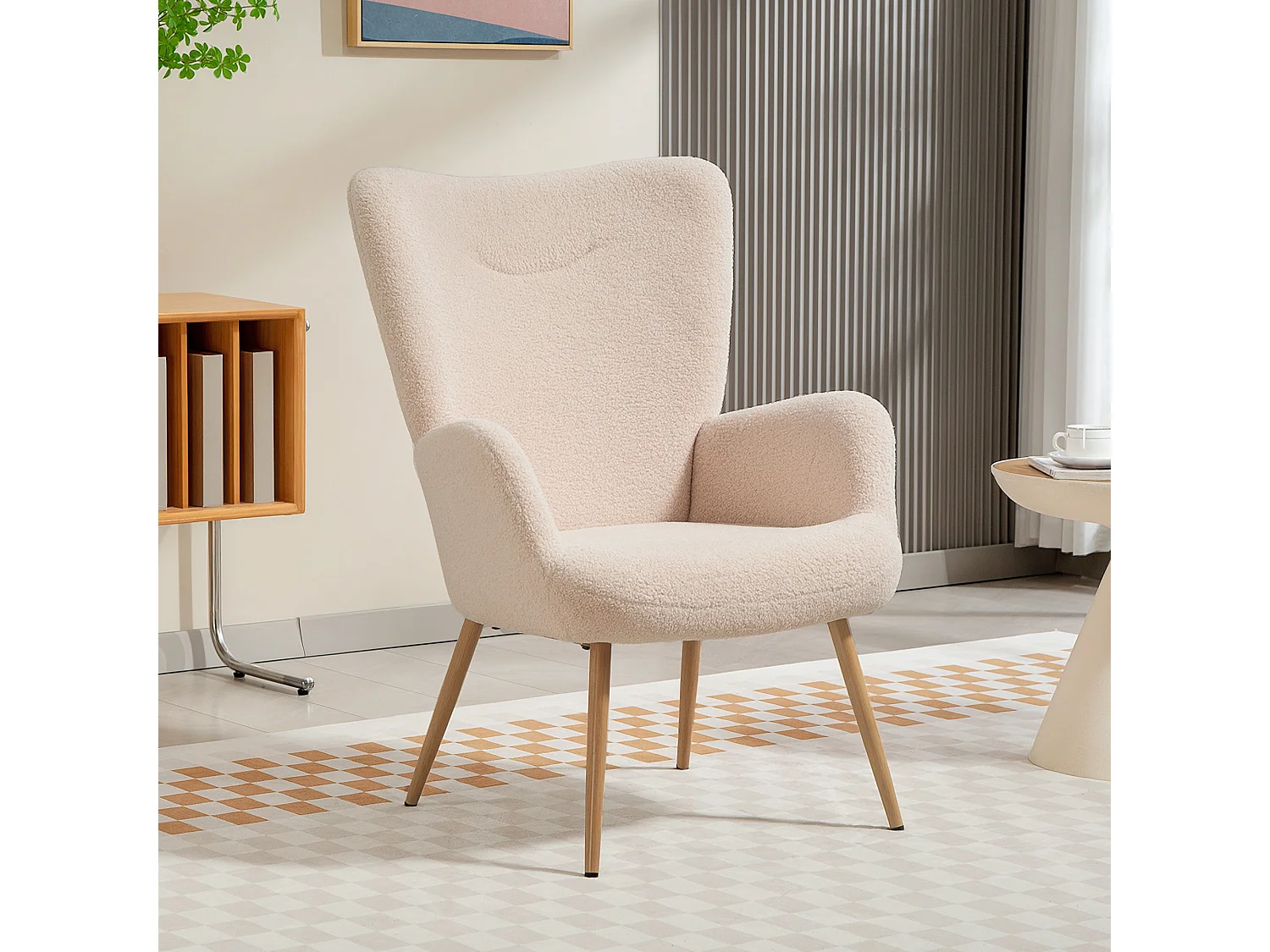 Poltrona da camera con schienale alto e braccioli in sherpa beige