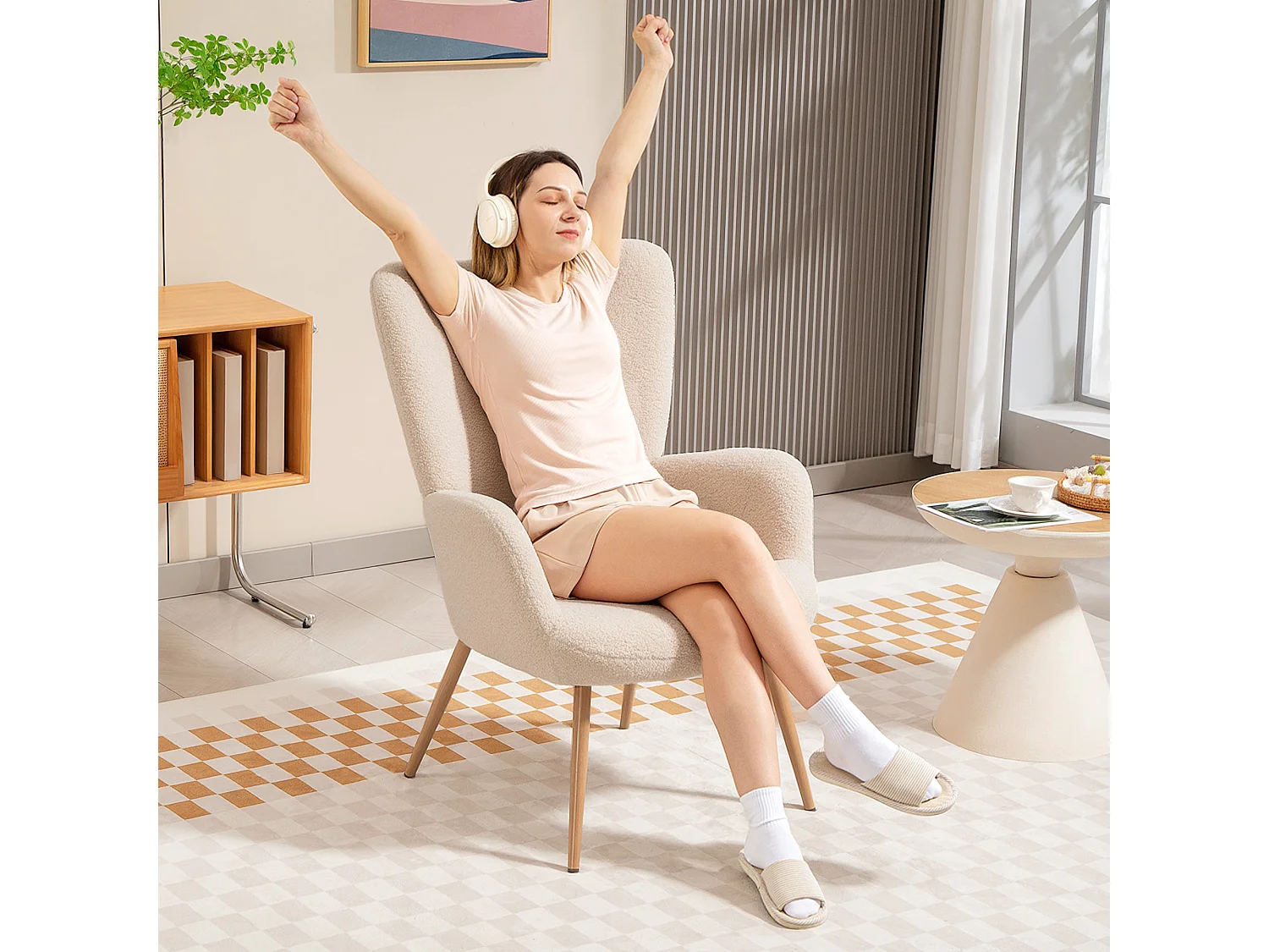 Poltrona da camera con schienale alto e braccioli in sherpa beige