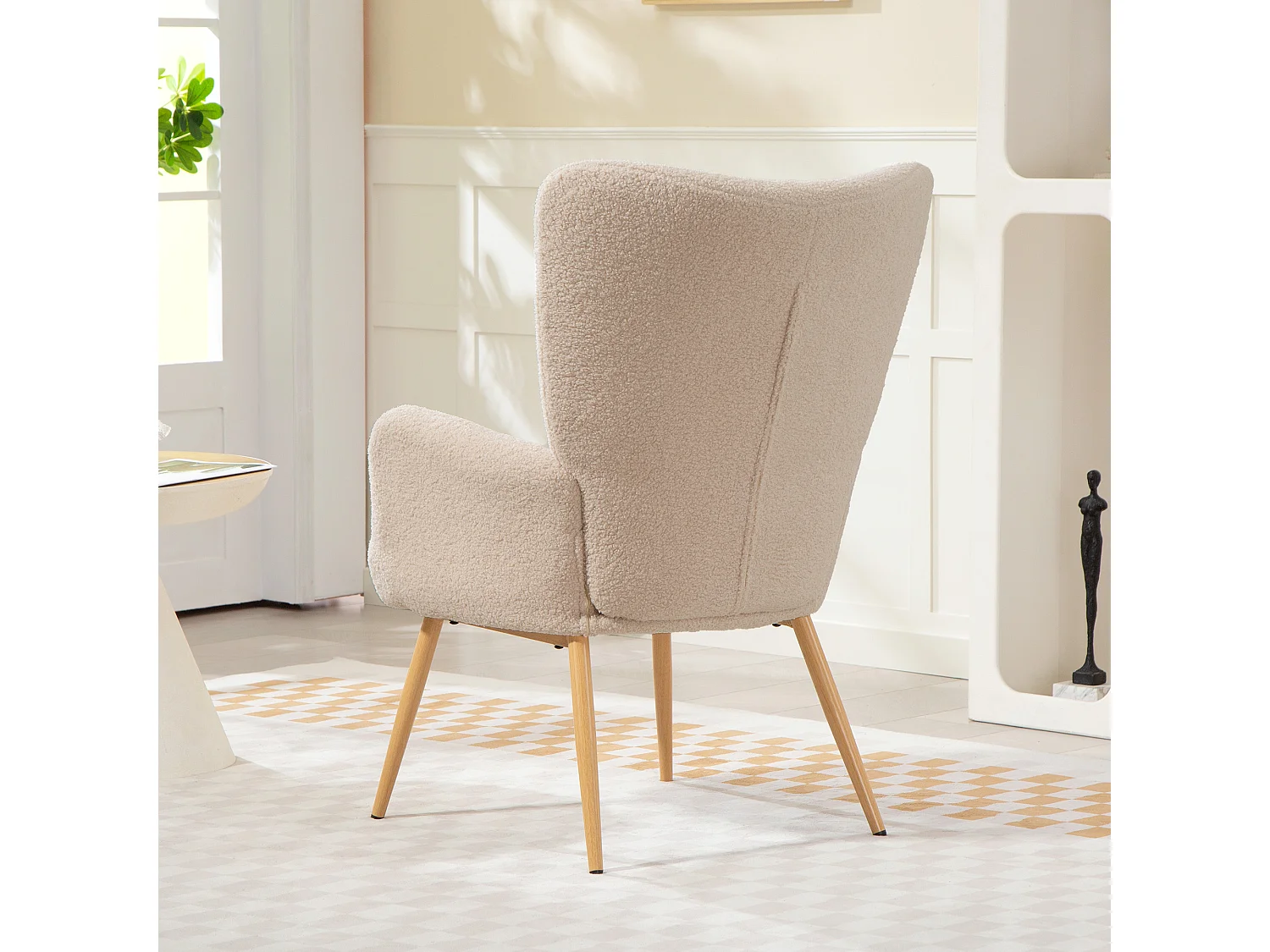 Poltrona da camera con schienale alto e braccioli in sherpa beige