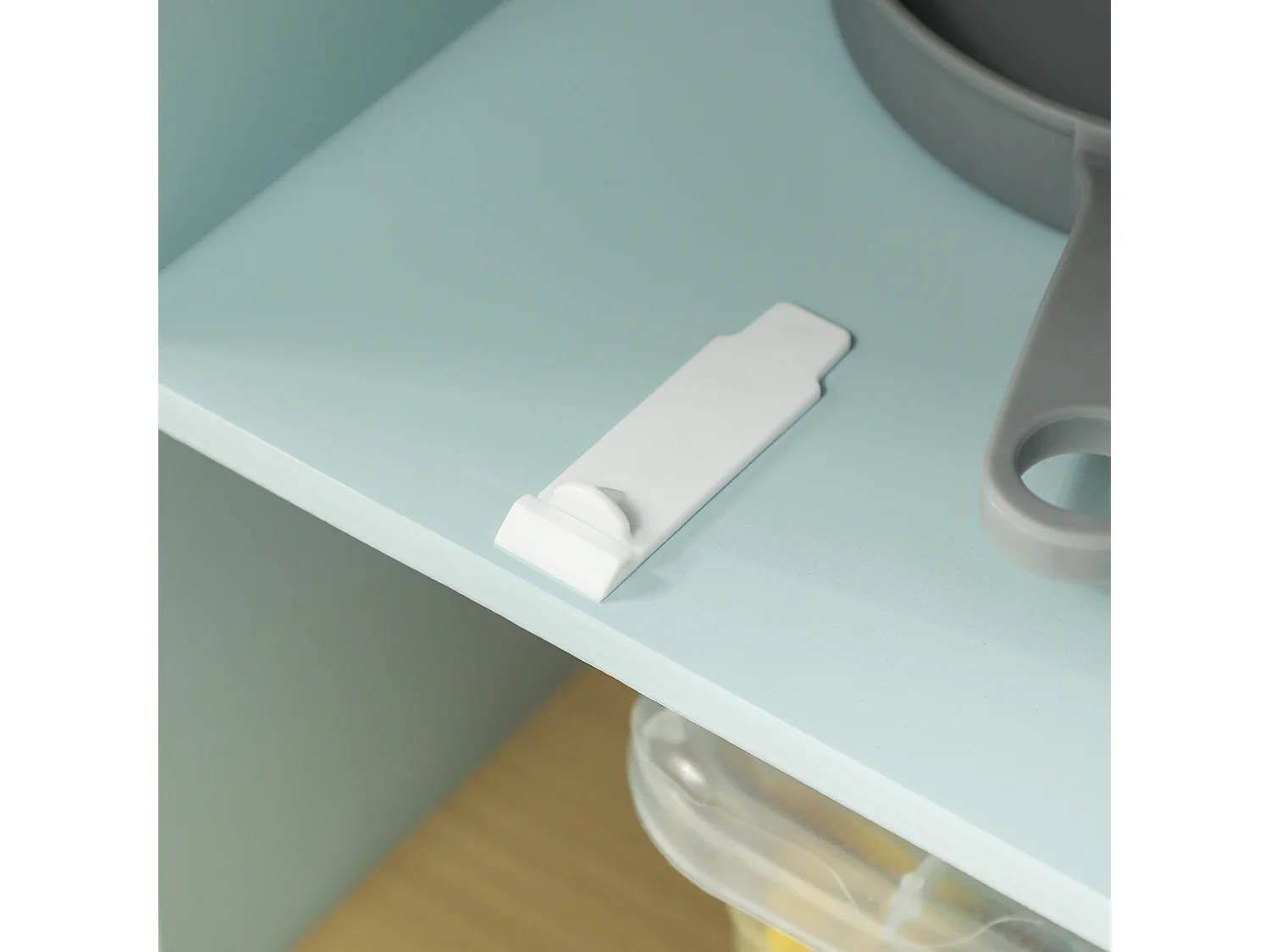 Cucina giocattolo per bambini con fornelli e armadietti blu e bianco