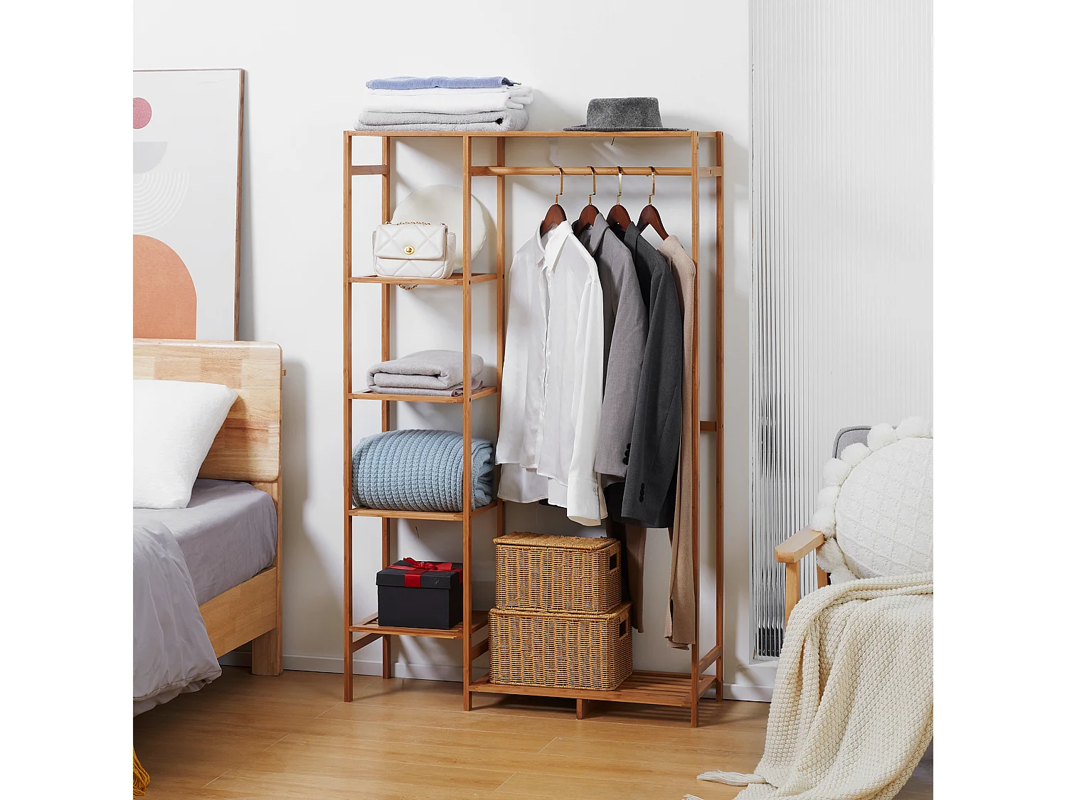 Appendiabiti con 6 ripiani e barra attaccapanni in bambù color legno