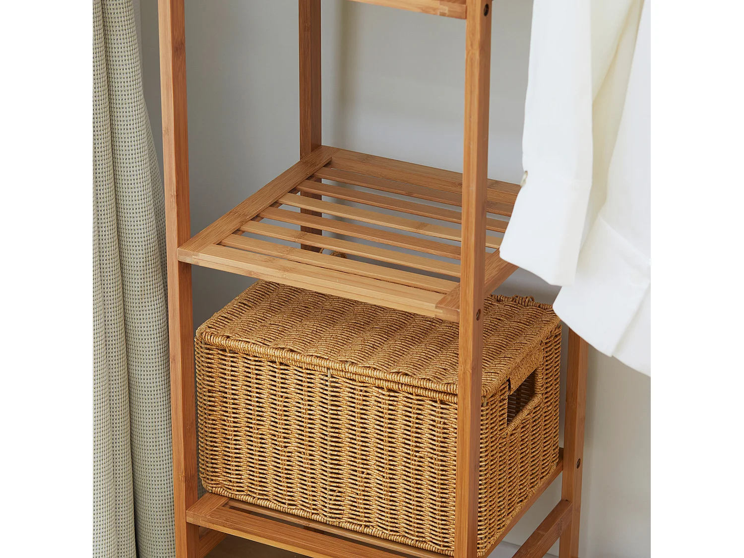 Appendiabiti con 6 ripiani e barra attaccapanni in bambù color legno