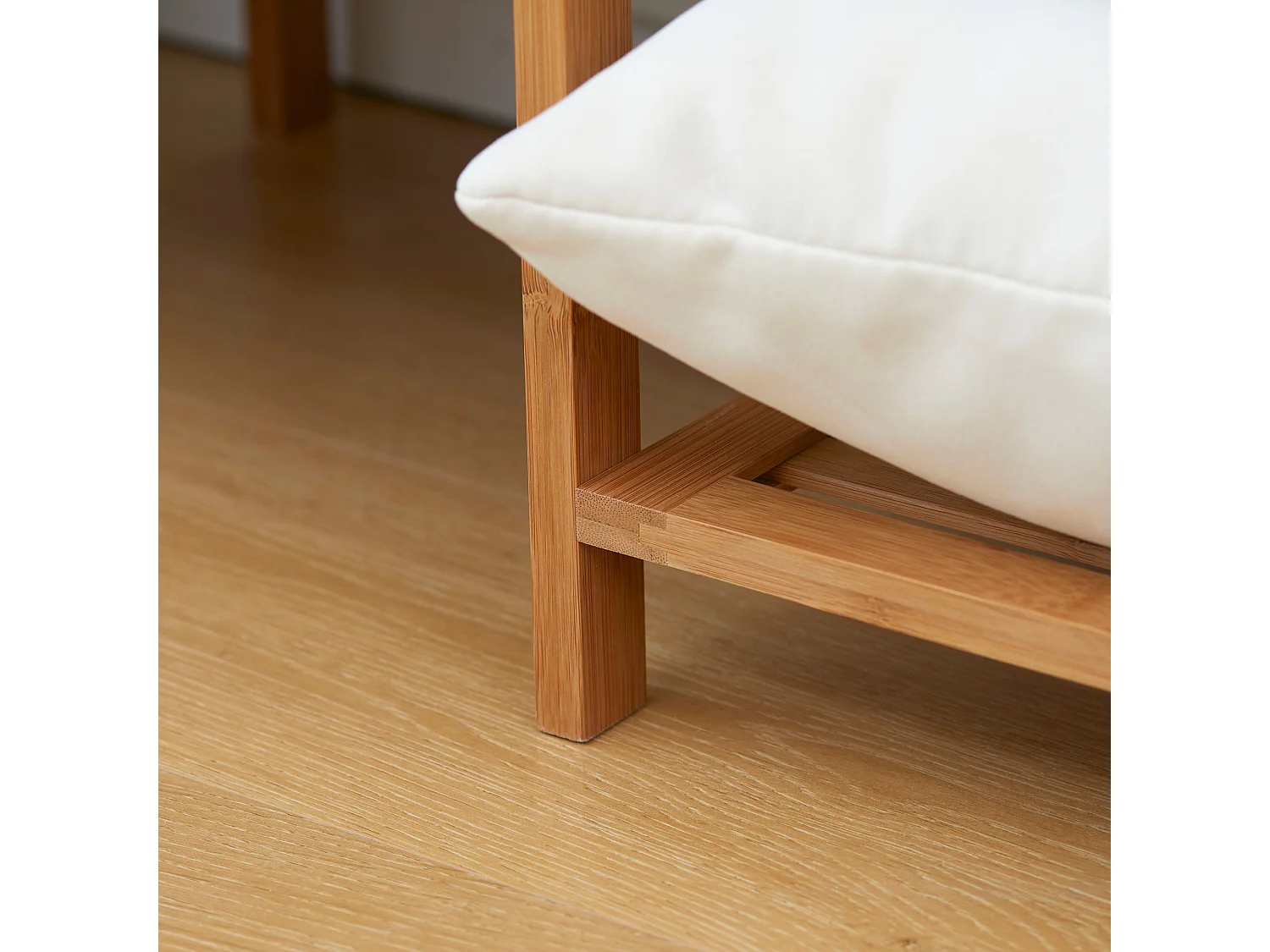 Appendiabiti con 6 ripiani e barra attaccapanni in bambù color legno