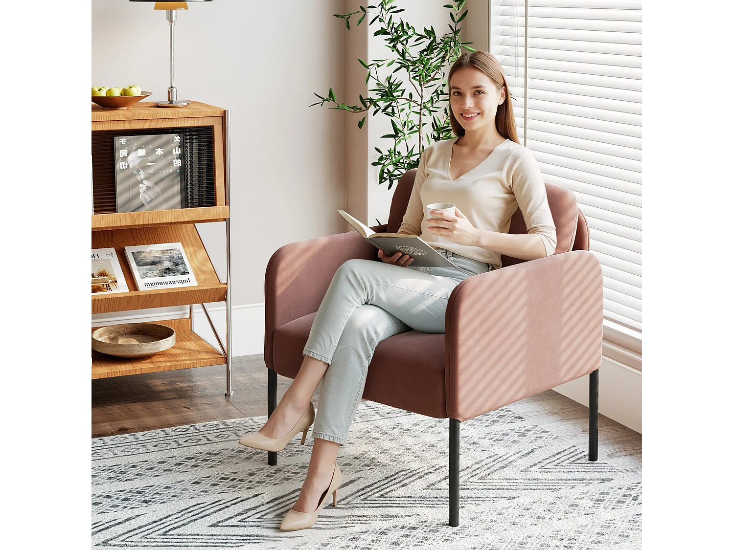 Un fauteuil au confort naturel, pensé pour le quotidien - Fauteuil avec dossier enveloppant et pieds en métal fin, Rose