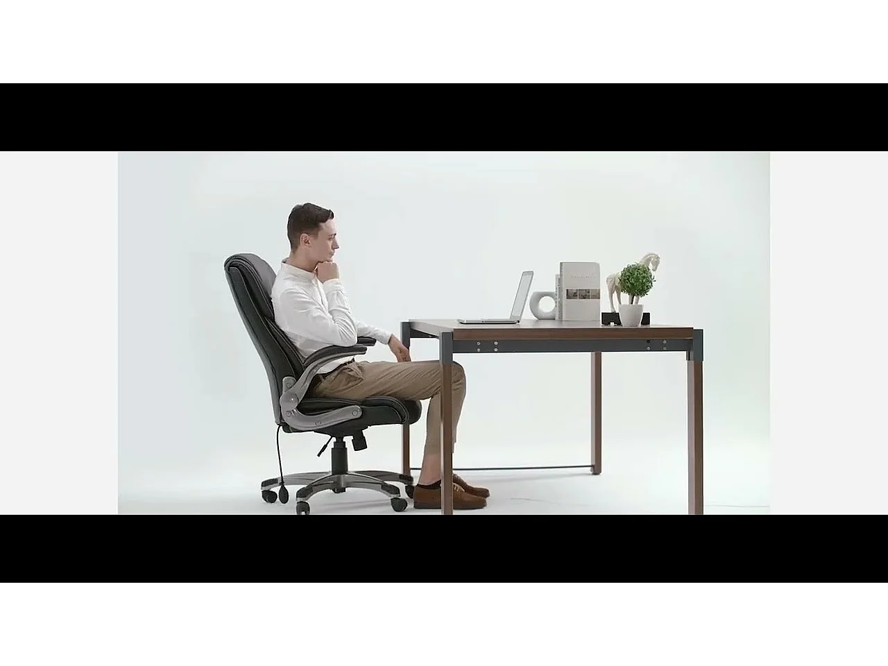 Ergonomiczny fotel biurowy ze skóry ekologicznej, odchylane oparcie, regulowane podłokietniki i wysokość – Czarny