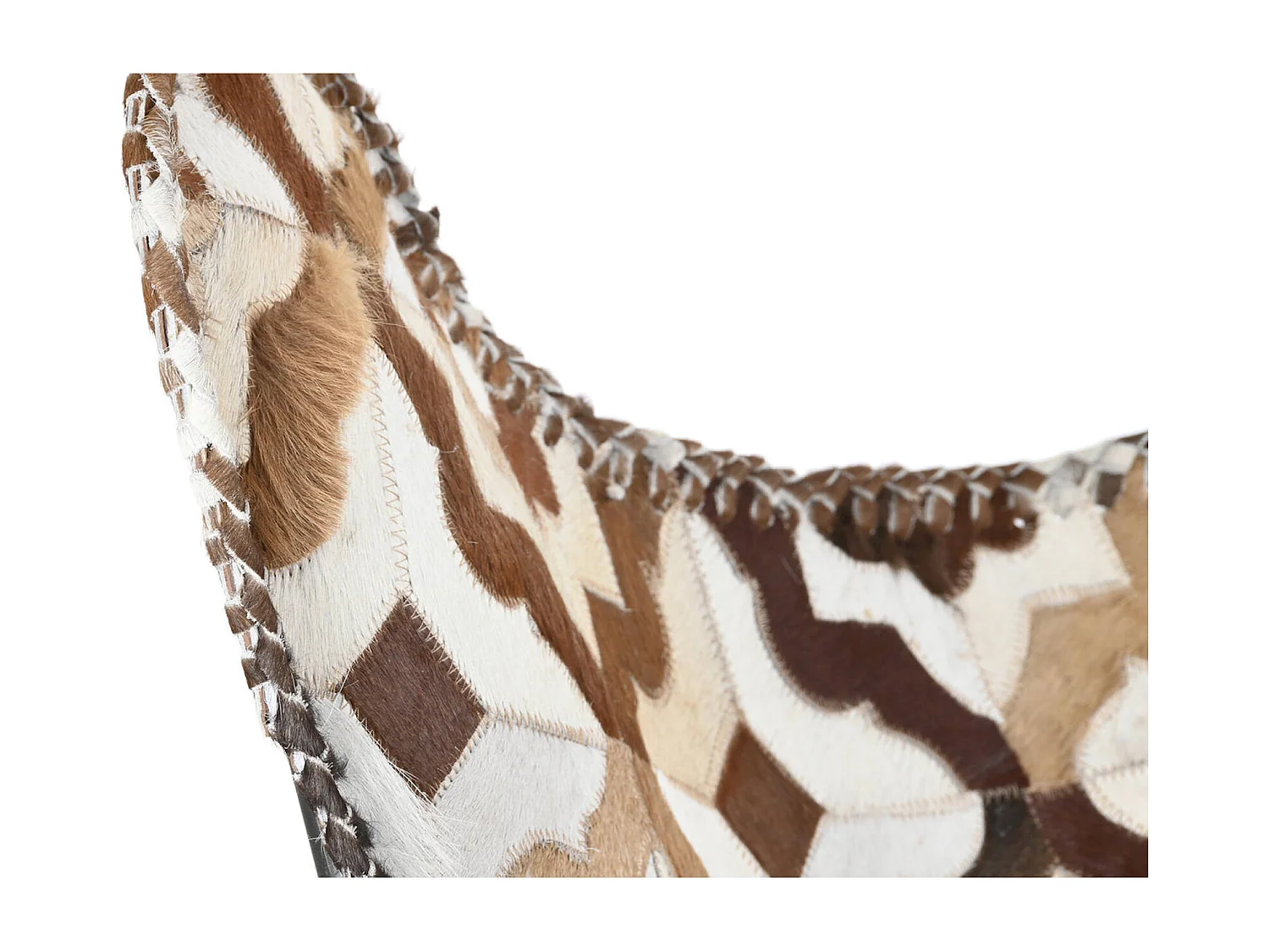 Chaise papillon cuir épuré pour un salon chic et tendance