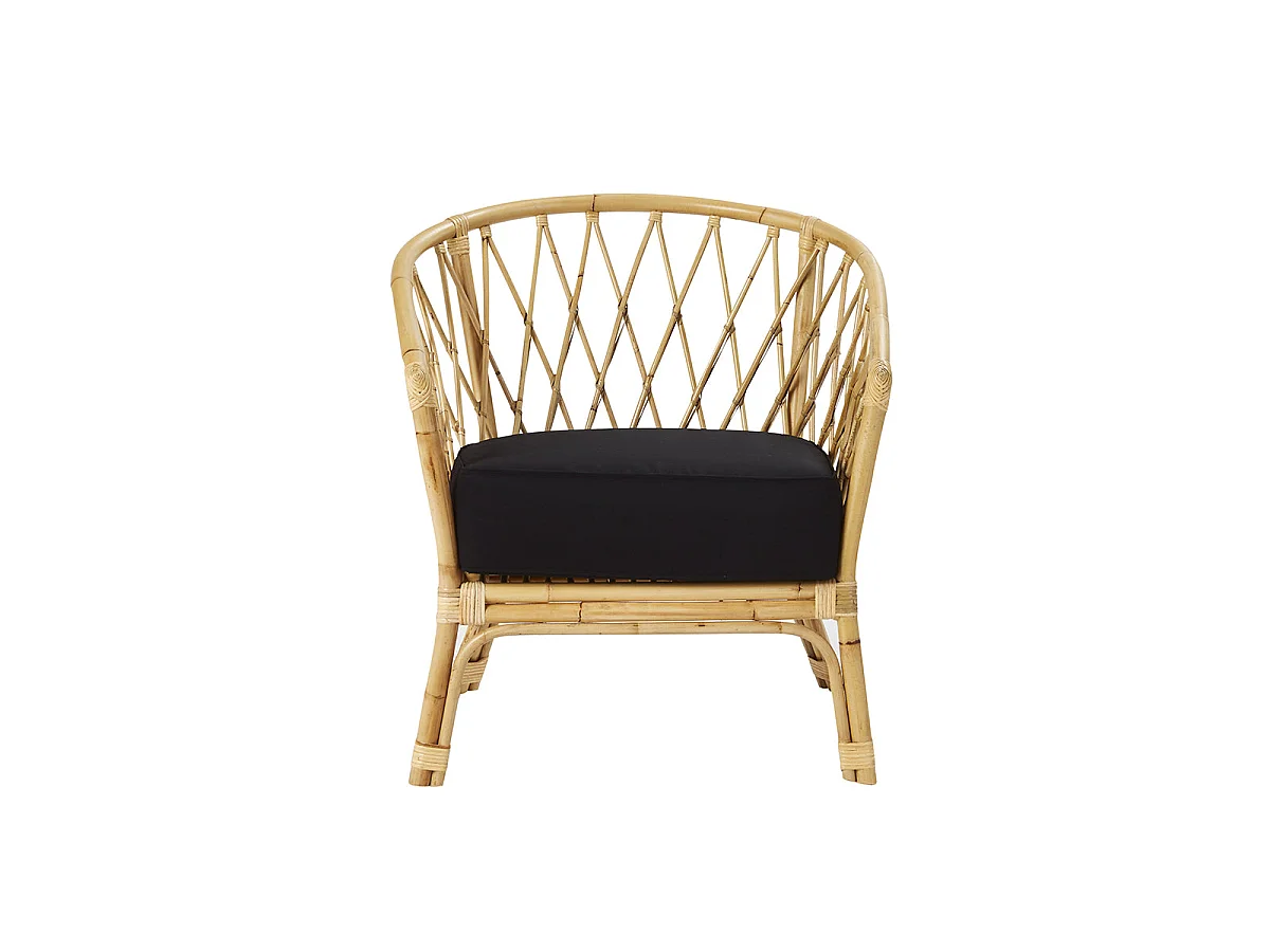 Sillón de ratán marrón con cojín negro