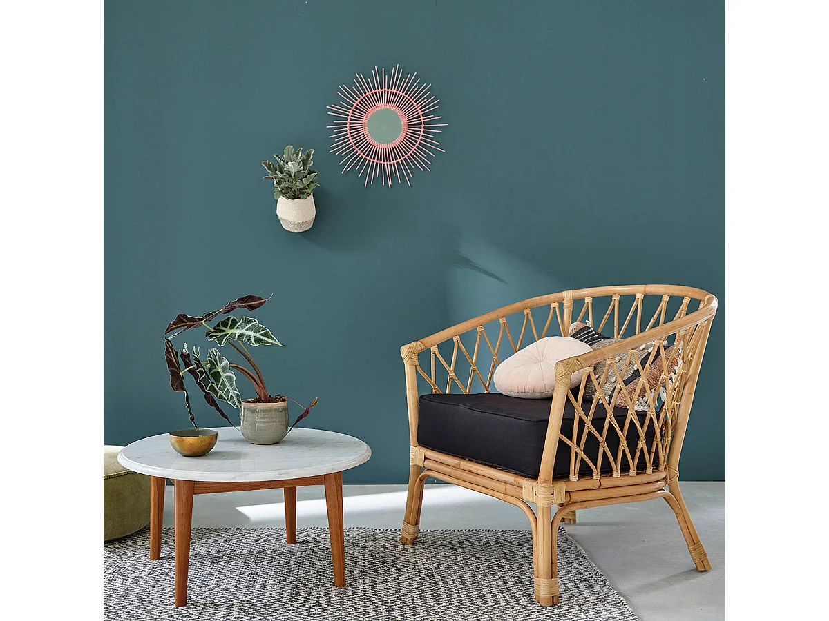 Sillón de ratán marrón con cojín negro