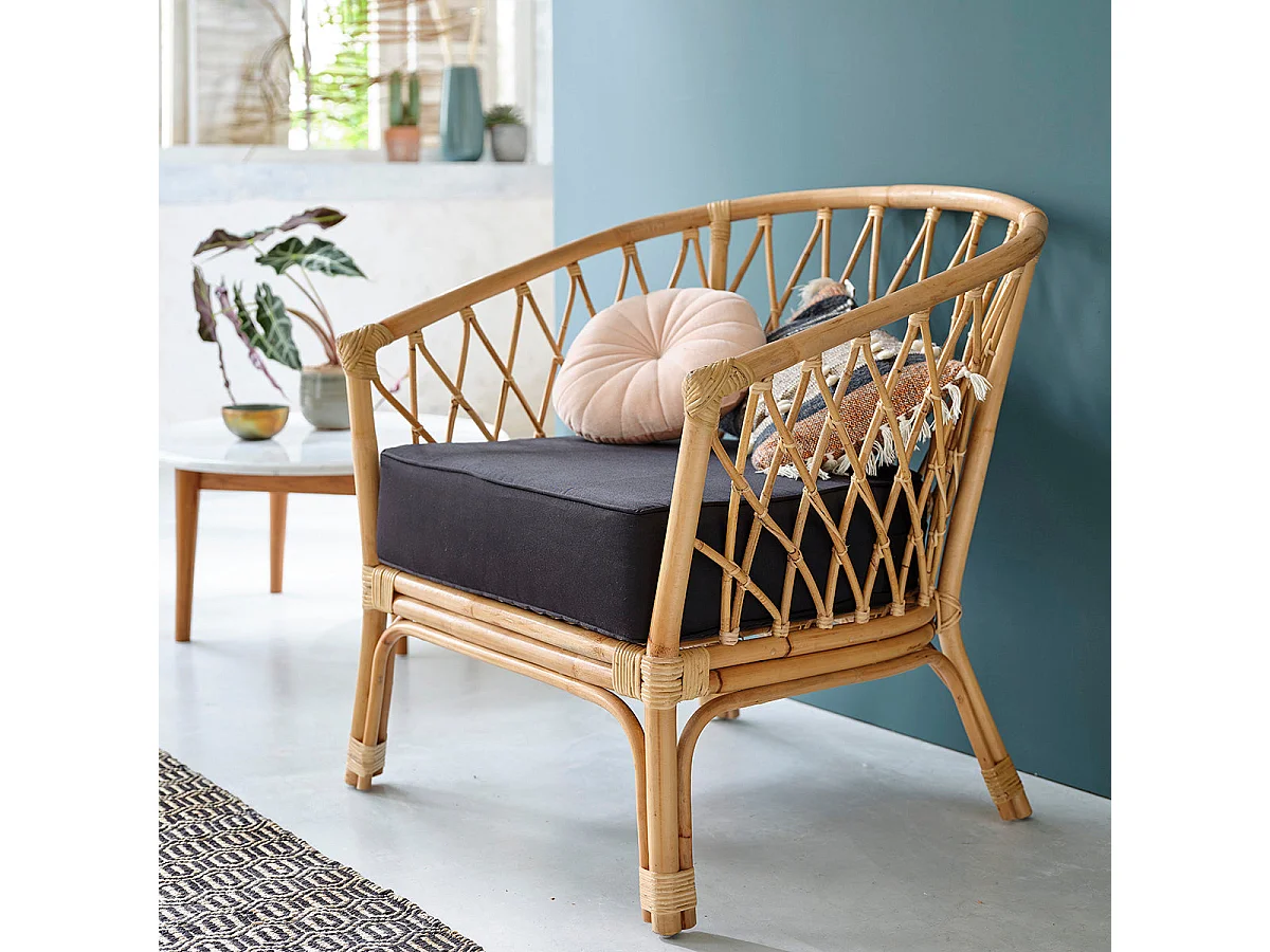 Sillón de ratán marrón con cojín negro