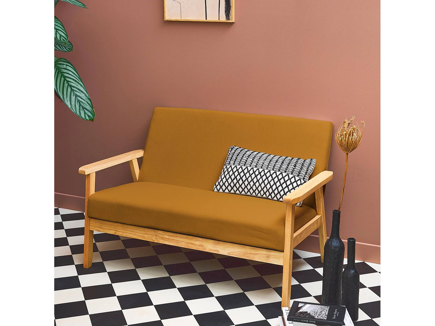 Banquette canapé 2 places en bois et tissu velours côtelé coloris moutarde. Isak. L 114 x P 69.5 x H 73cm