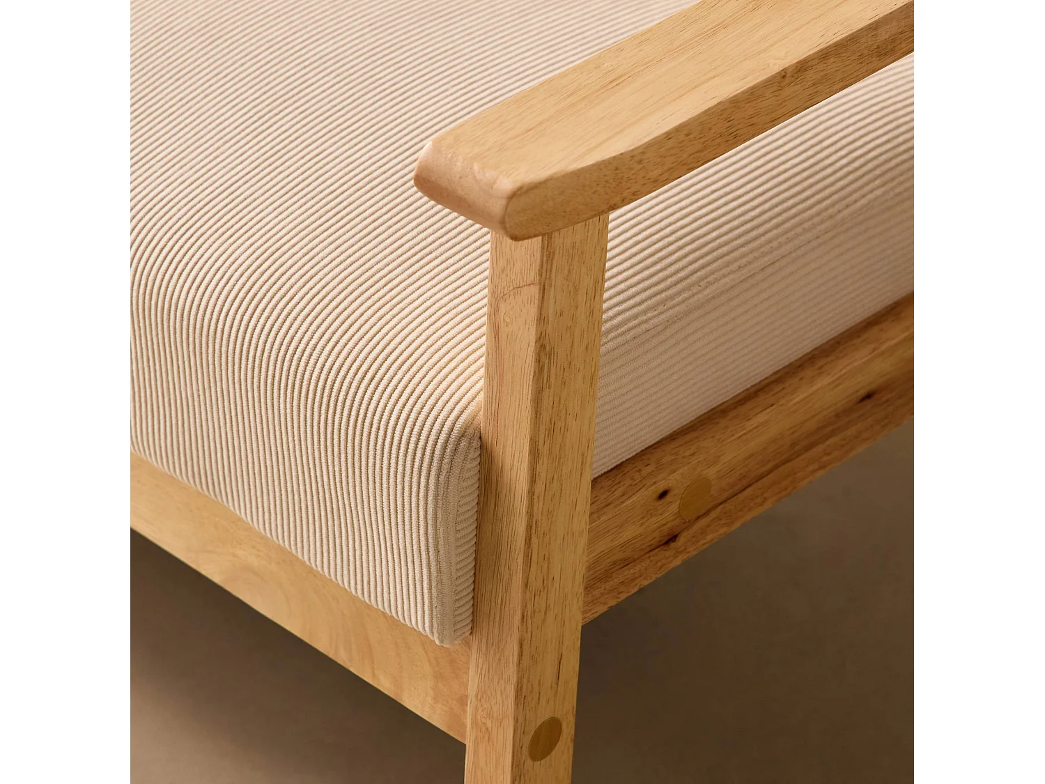 Sofá-banco de pana con patas de madera,  2 plazas crema
