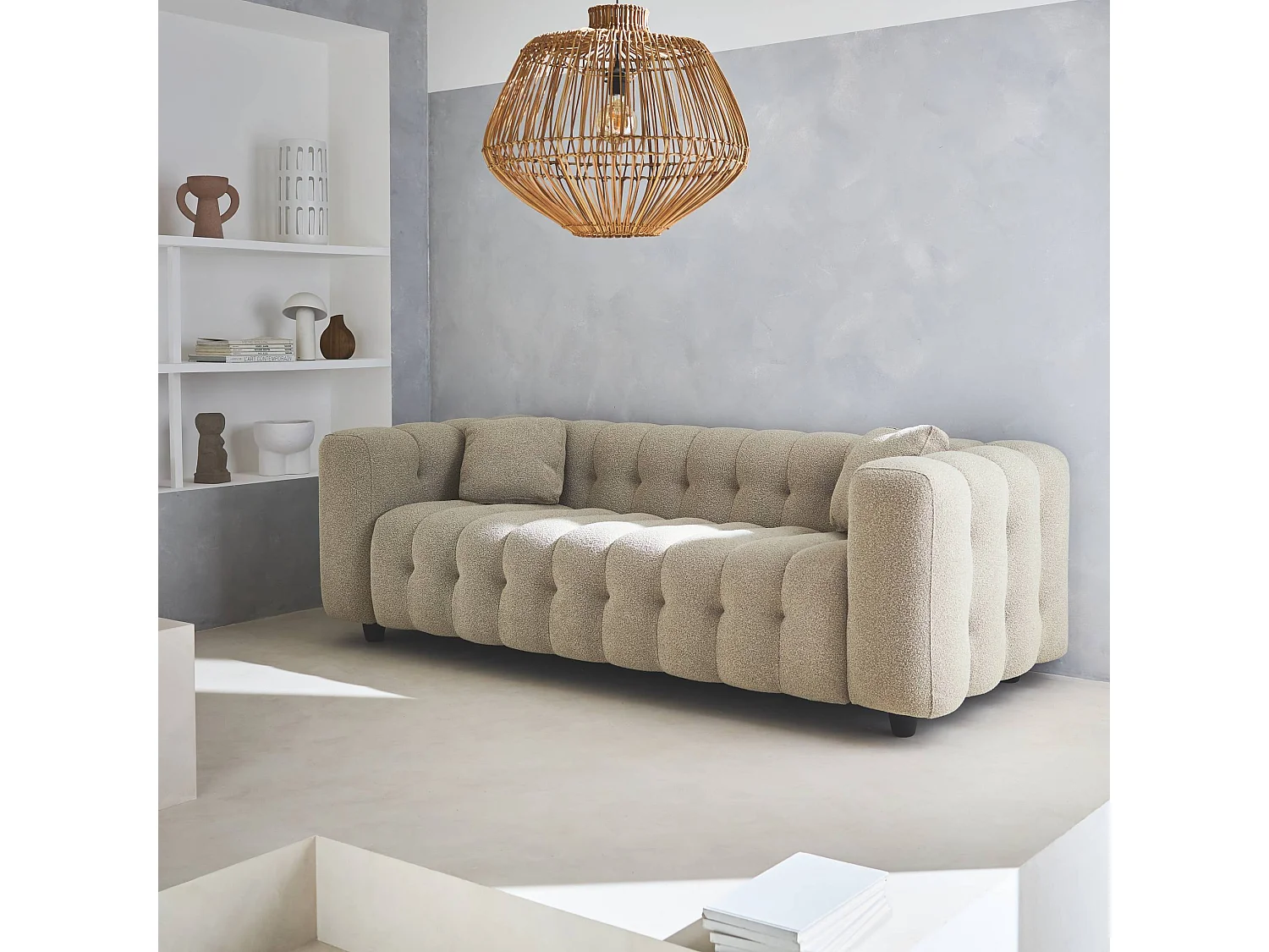 Canapé 3 places en bouclette texturée capitonné beige - Structure bois d'eucalyptus et contreplaqué