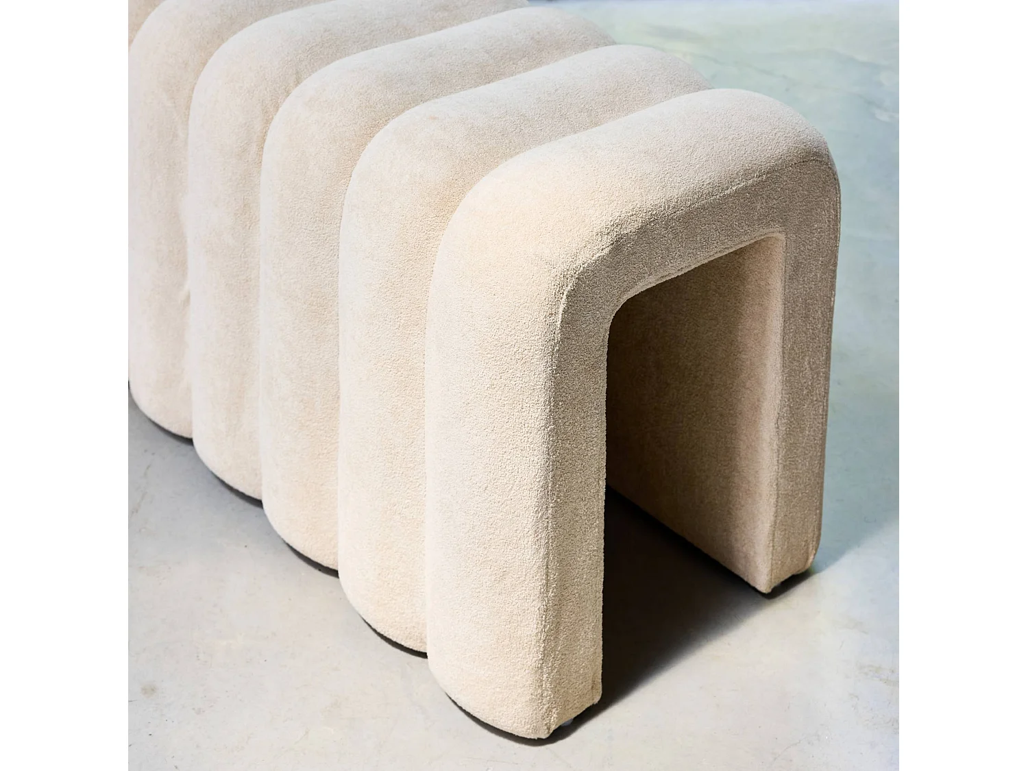 Banc. bout de lit beige contemporain en tissu