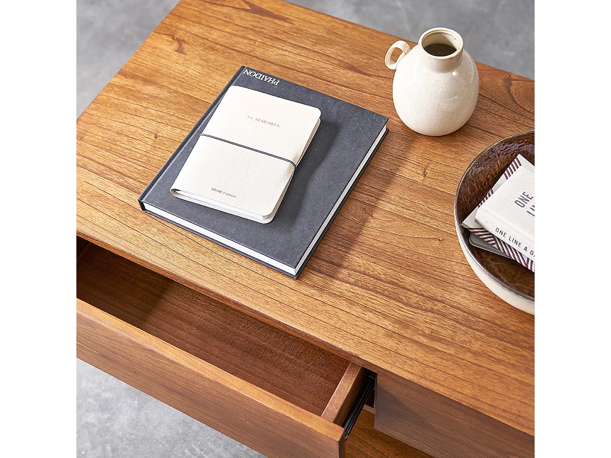 Tavolino in legno massello di mindi con finitura in noce