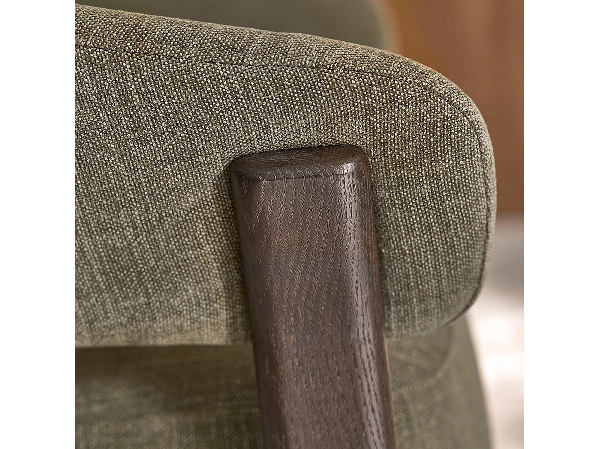 Poltrona in legno massello, finitura in noce, tessuto chenille kaki