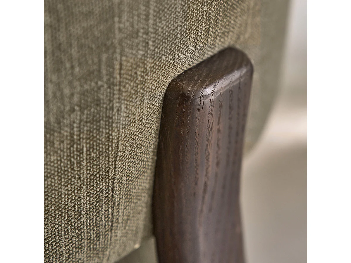 Poltrona in legno massello, finitura in noce, tessuto chenille kaki