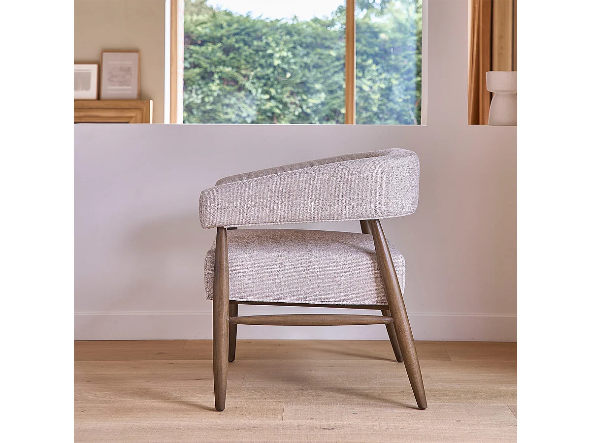 Fauteuil en bois massif et tissu texturé beige chiné