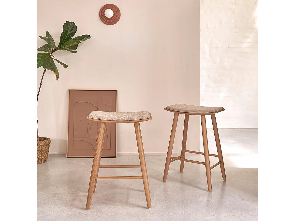 Lote de 2 taburetes de teca maciza y terciopelo color crudo 65 cm