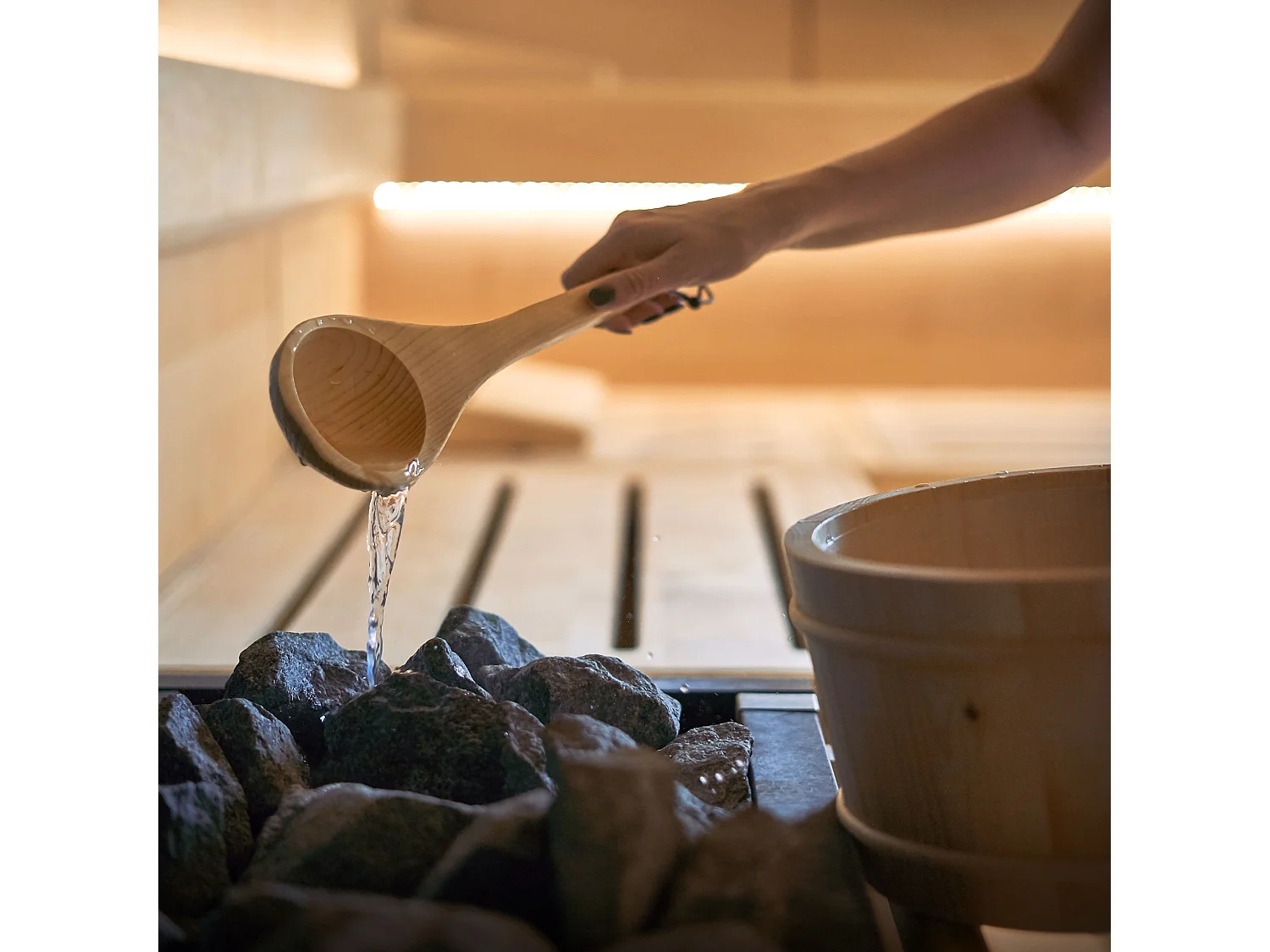 Lot de 2 accessoires pour sauna naturel en bois de pin seau d'arrosage 4 litres à insert de plastique et corde louche assortie équipement résistant