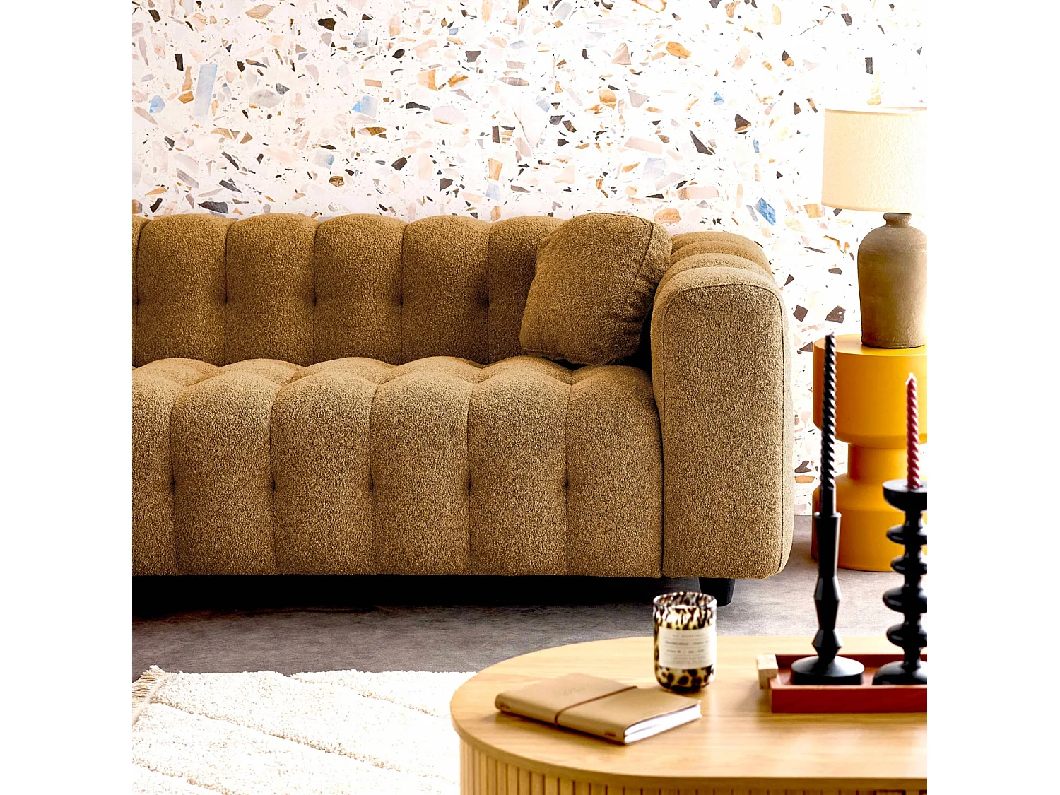 Canapé d'angle réversible 3-4 places bouclette texturée. moutarde. capitonné structure bois d'eucalyptus et contreplaqué