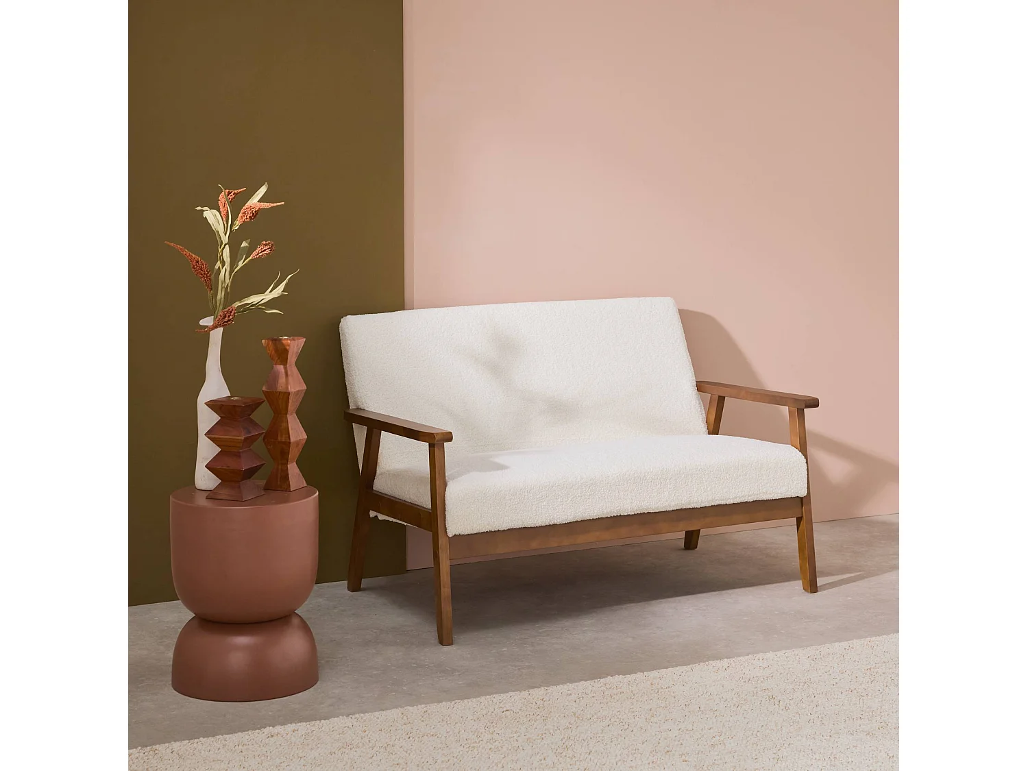 Banquette canapé 2 places en bois teinté noyer clair et tissu bouclette. Isak. L 114 x P 69.5 x H 73cm