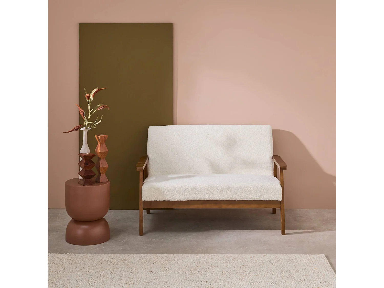 Banquette canapé 2 places en bois teinté noyer clair et tissu bouclette. Isak. L 114 x P 69.5 x H 73cm