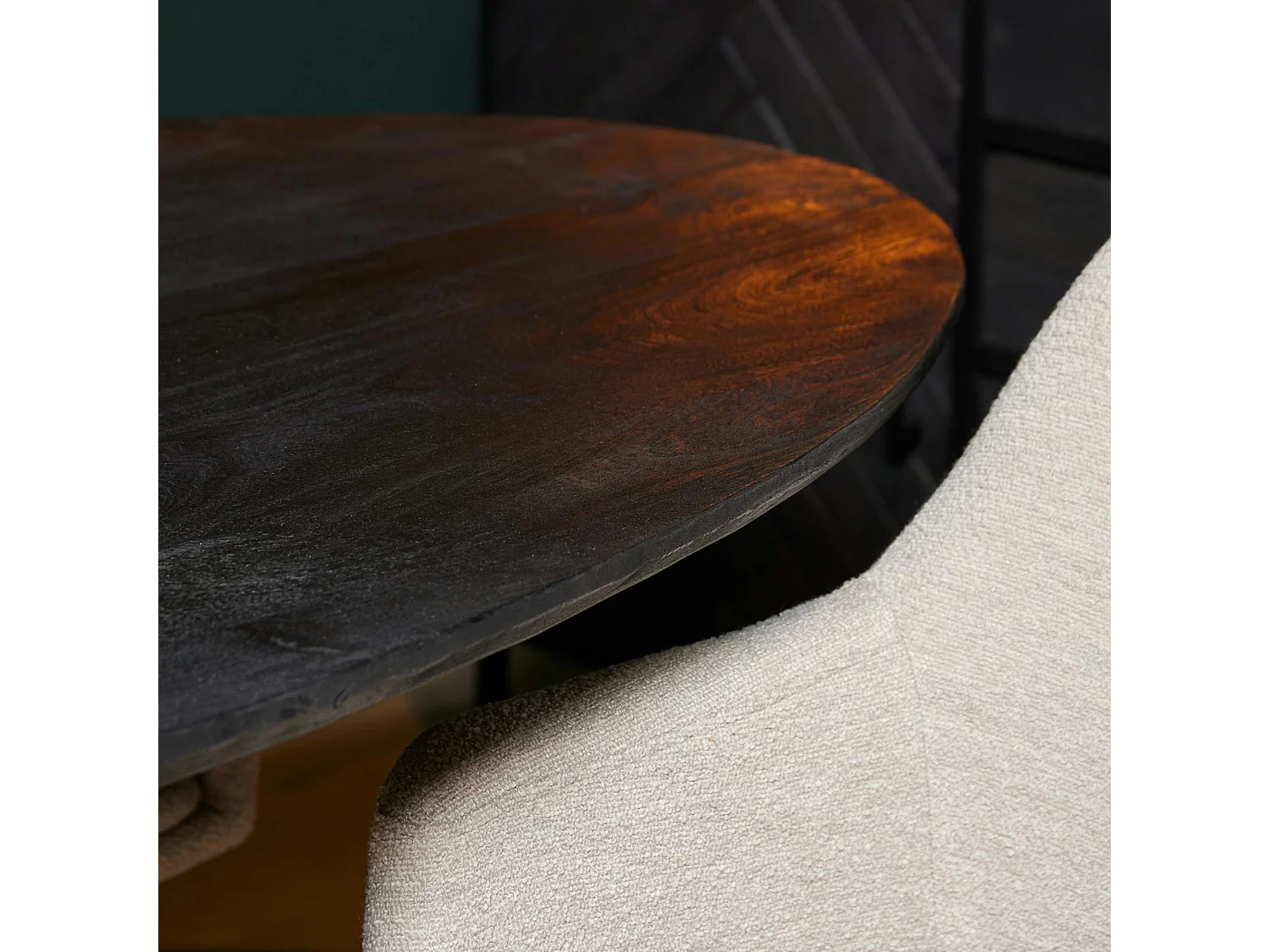 Table à manger ovale noire en bois de manguier 160 cm ALVERA