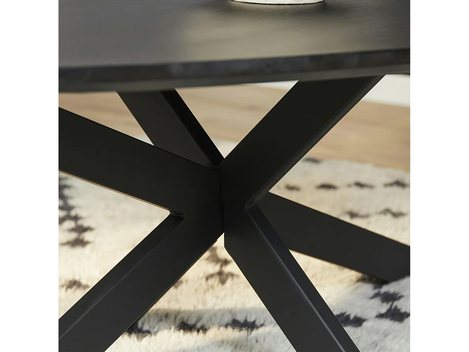 Table de salon en bois noir style organique ALVERA