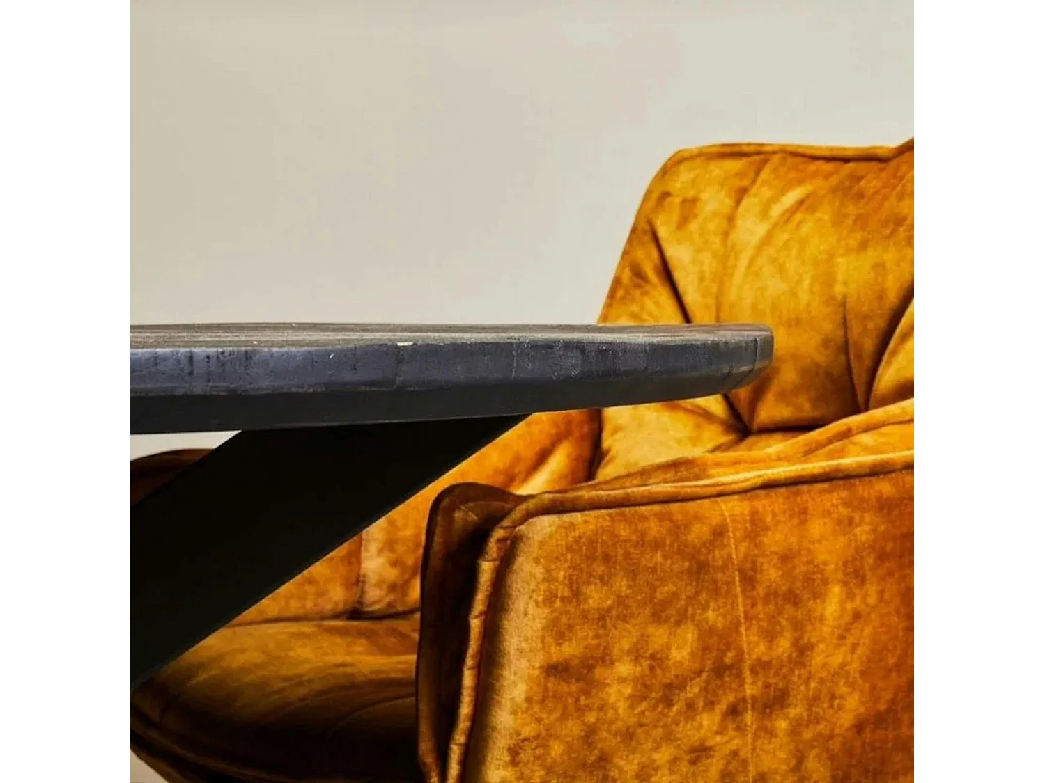 Table ronde noire en bois de manguier Ø140 cm ALVERA