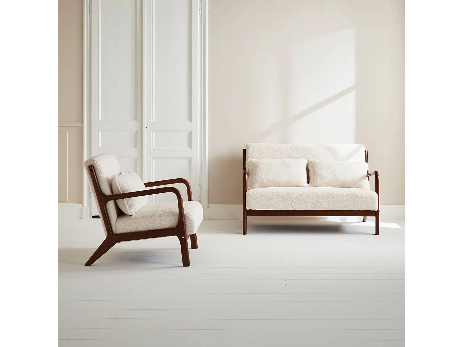 Banquette 2 places + Fauteuil bouclette en bois d'hévéa teinté noyer clair