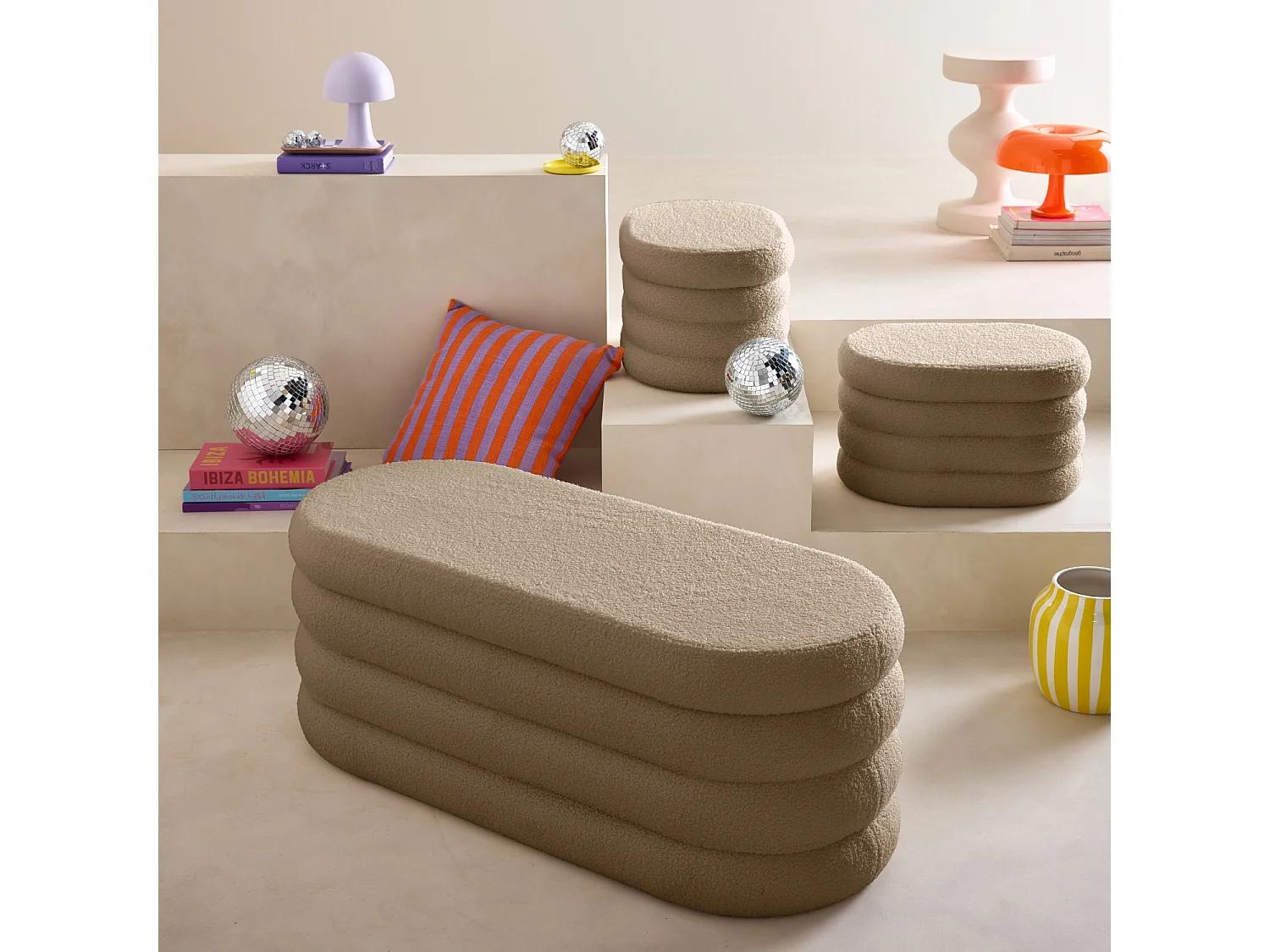 Banc coffre en bouclettes taupe avec 2 poufs ovales de rangement intégrés - L111cm