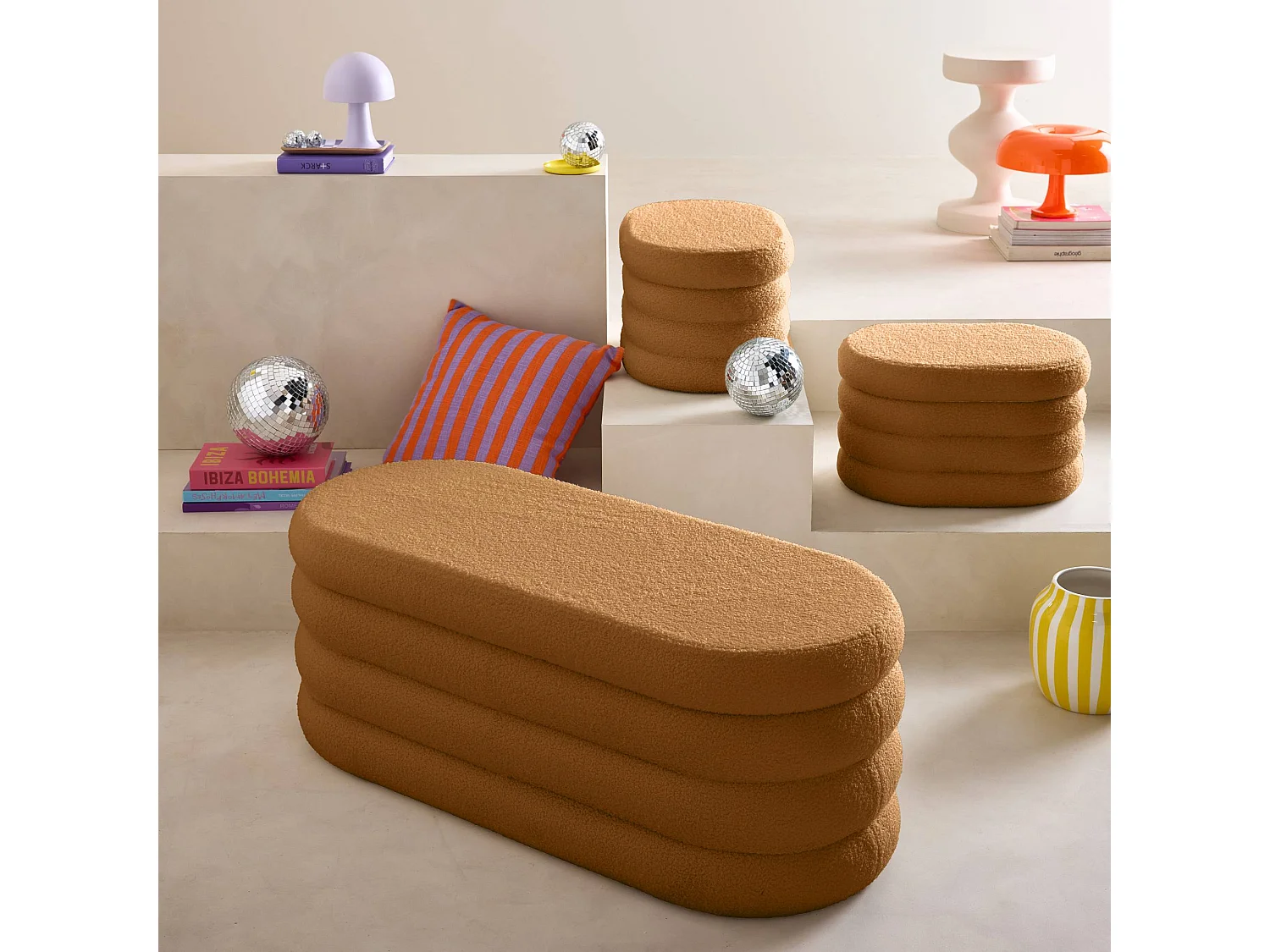 Banc coffre en bouclettes rouille avec 2 poufs ovales de rangement intégrés - L111cm