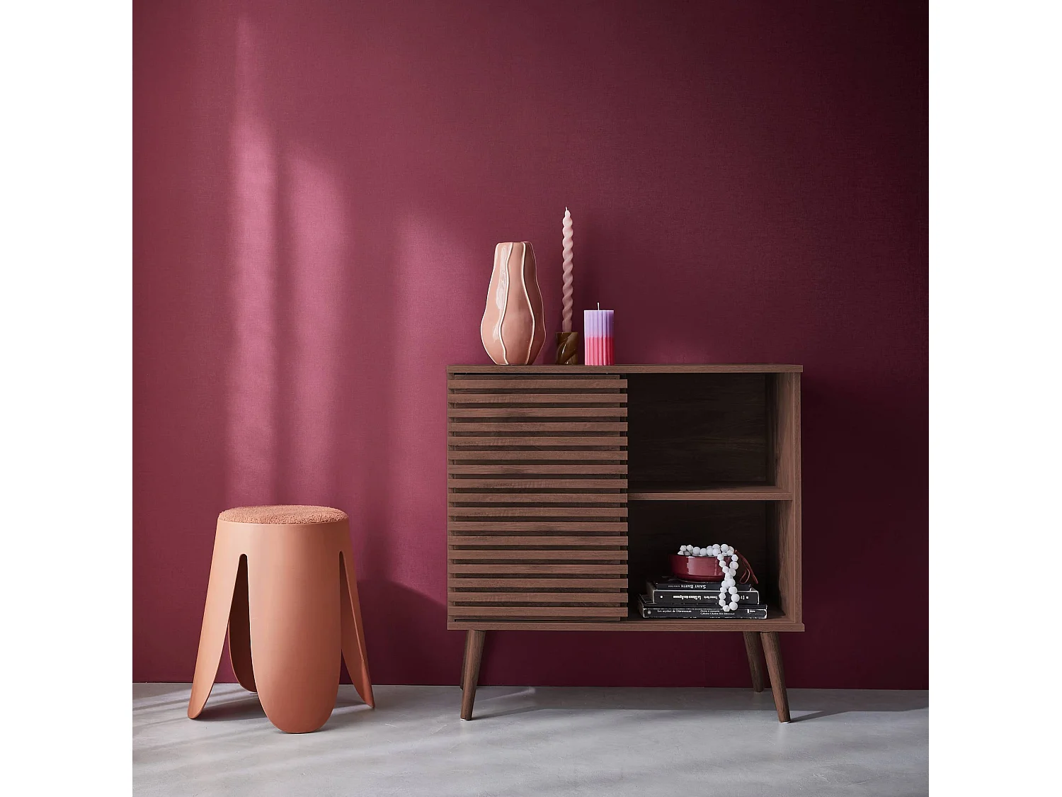 Buffet scandinave décor bois noyer. buffet haut. vaisselier. avec 1 porte coulissante rainurée et 2 étagères 80cm