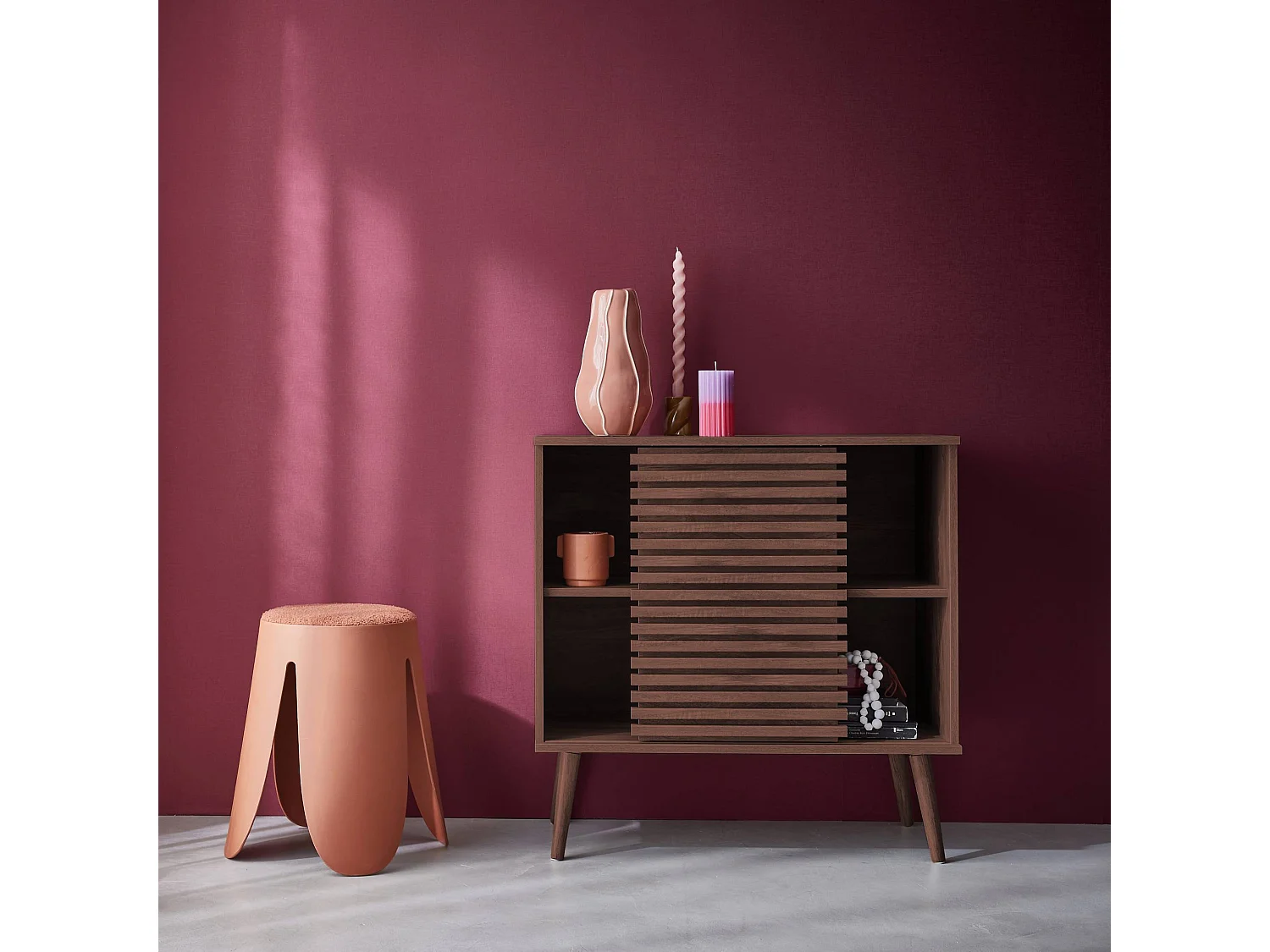 Buffet scandinave décor bois noyer. buffet haut. vaisselier. avec 1 porte coulissante rainurée et 2 étagères 80cm