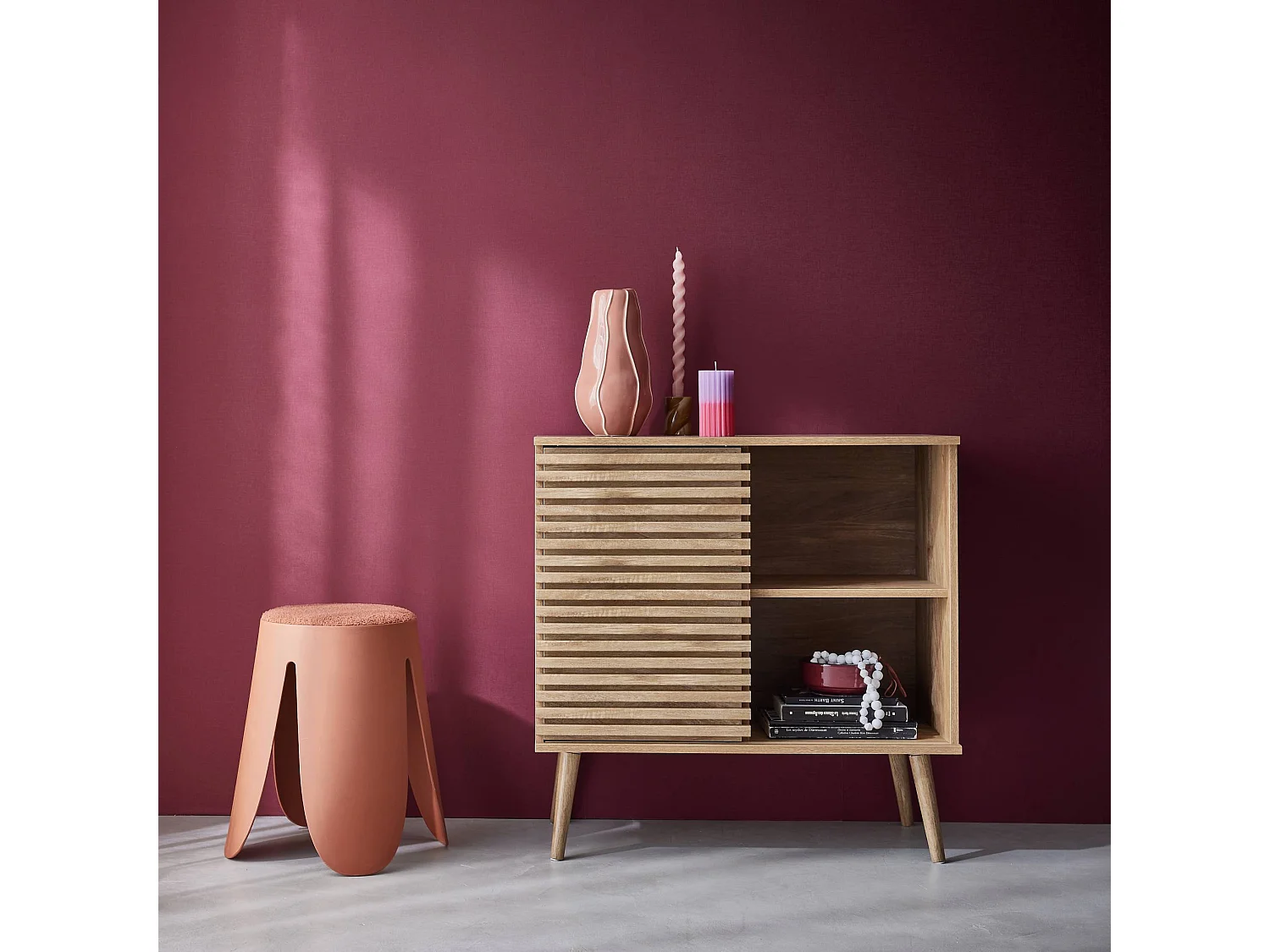 Credenza scandinava effetto legno e anta scorrevole scanalata, 80cm Marrone naturale - 80x39x80 cm