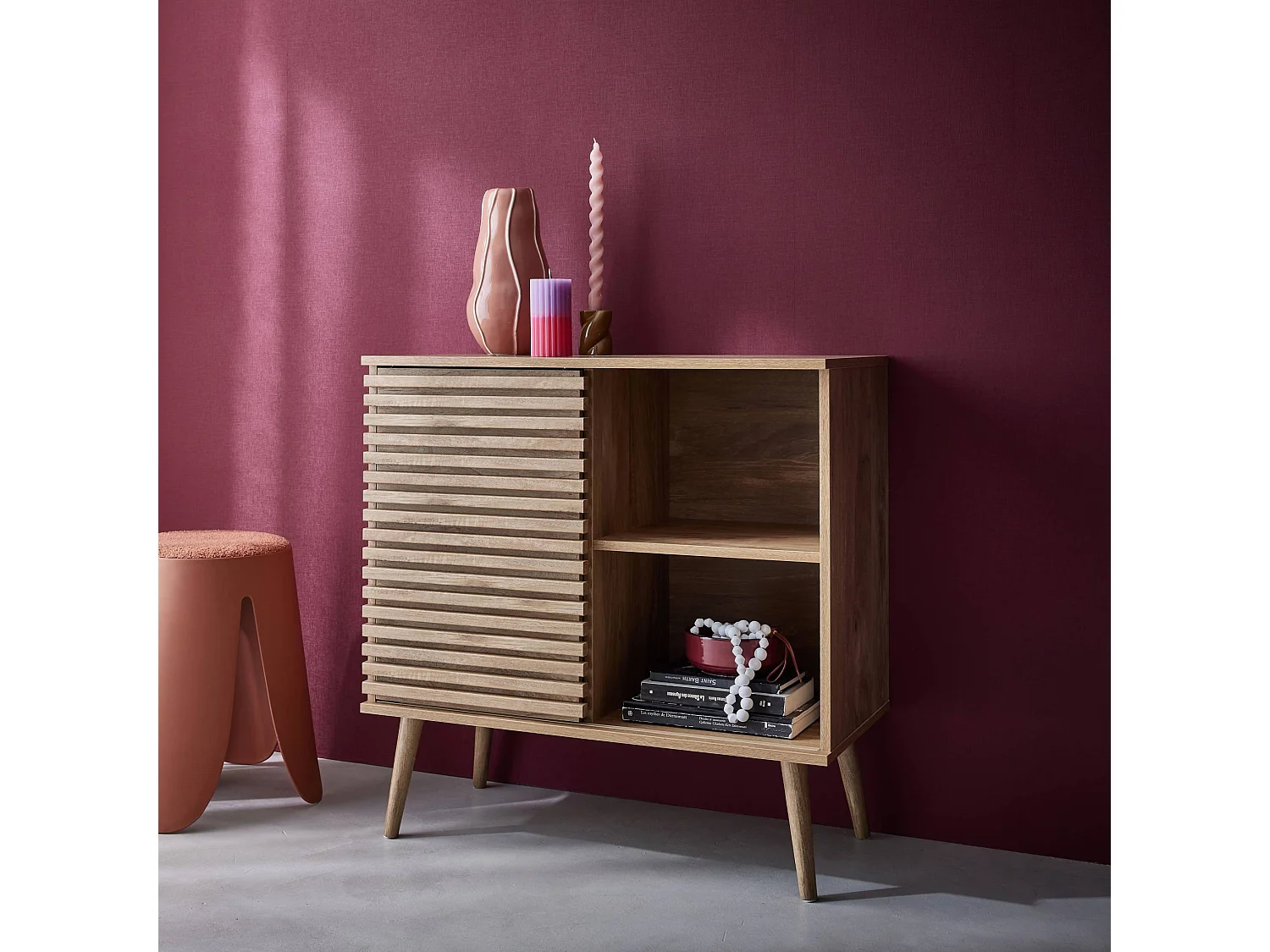 Credenza scandinava effetto legno e anta scorrevole scanalata, 80cm Marrone naturale - 80x39x80 cm
