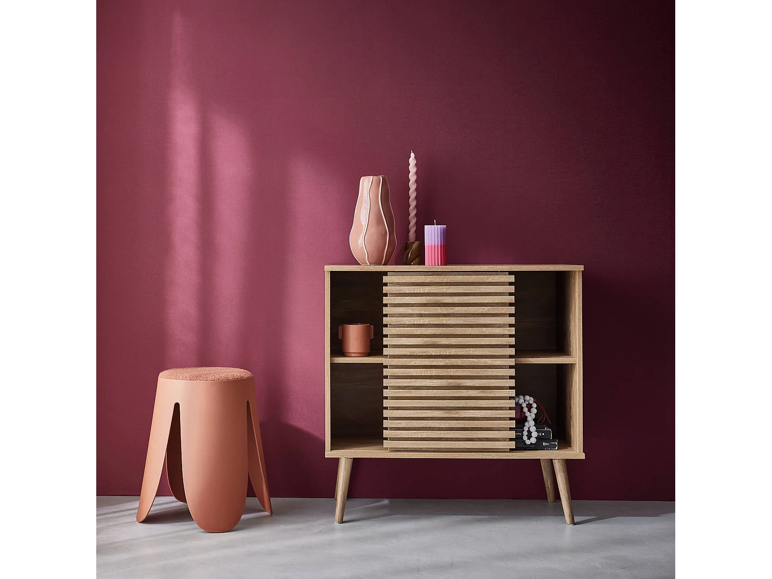 Credenza scandinava effetto legno e anta scorrevole scanalata, 80cm Marrone naturale - 80x39x80 cm