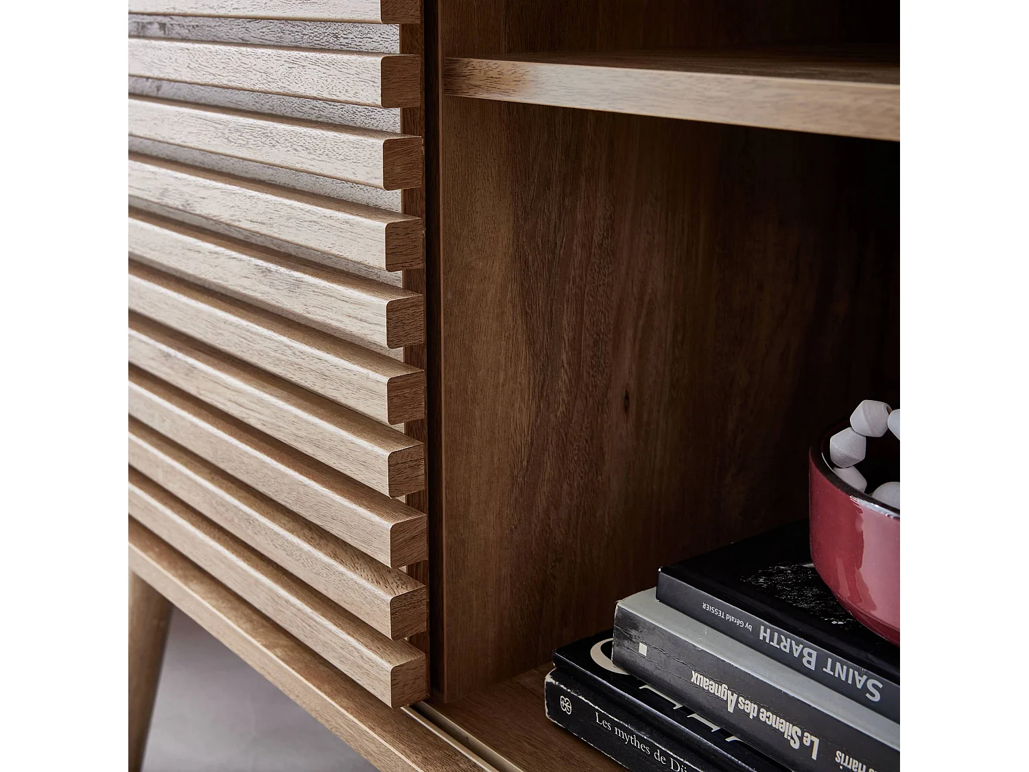Credenza scandinava effetto legno e anta scorrevole scanalata, 80cm Marrone naturale - 80x39x80 cm
