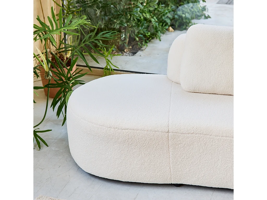 Divano organico a forma di virgola in bouclé, 2–3 posti, crema