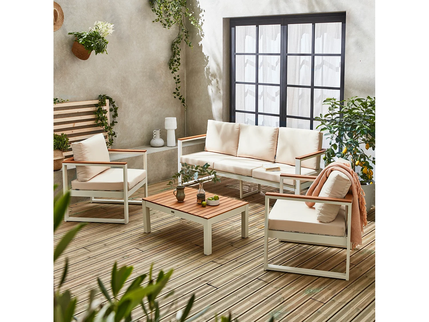 Salon de jardin 5 places en aluminium et eucalyptus – NAZCA – Structure blanche. Coussins beiges