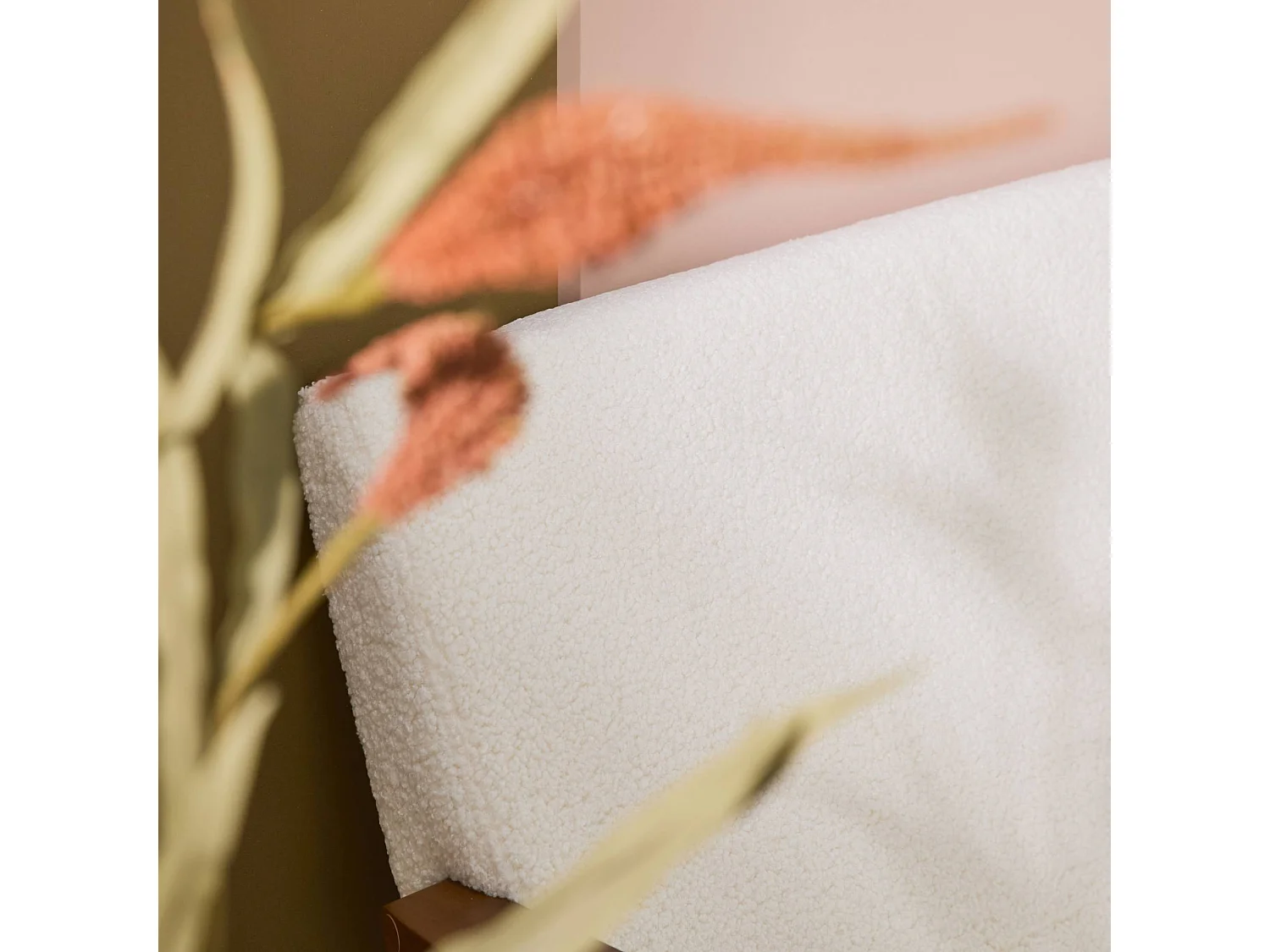 Canapé banquette 2 places et fauteuil tissu bouclette. pieds teinté noyer clair