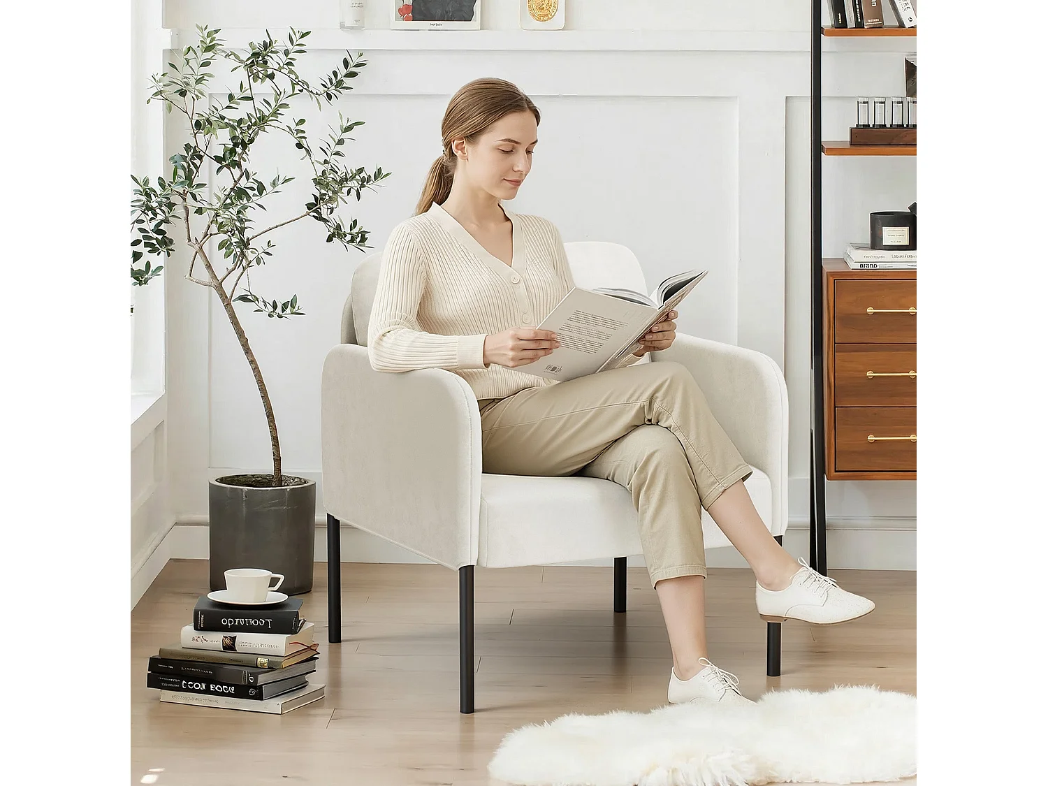 Fauteuil de salon haut dossier rembourré en velours blanc, pieds en métal, coussin extra large