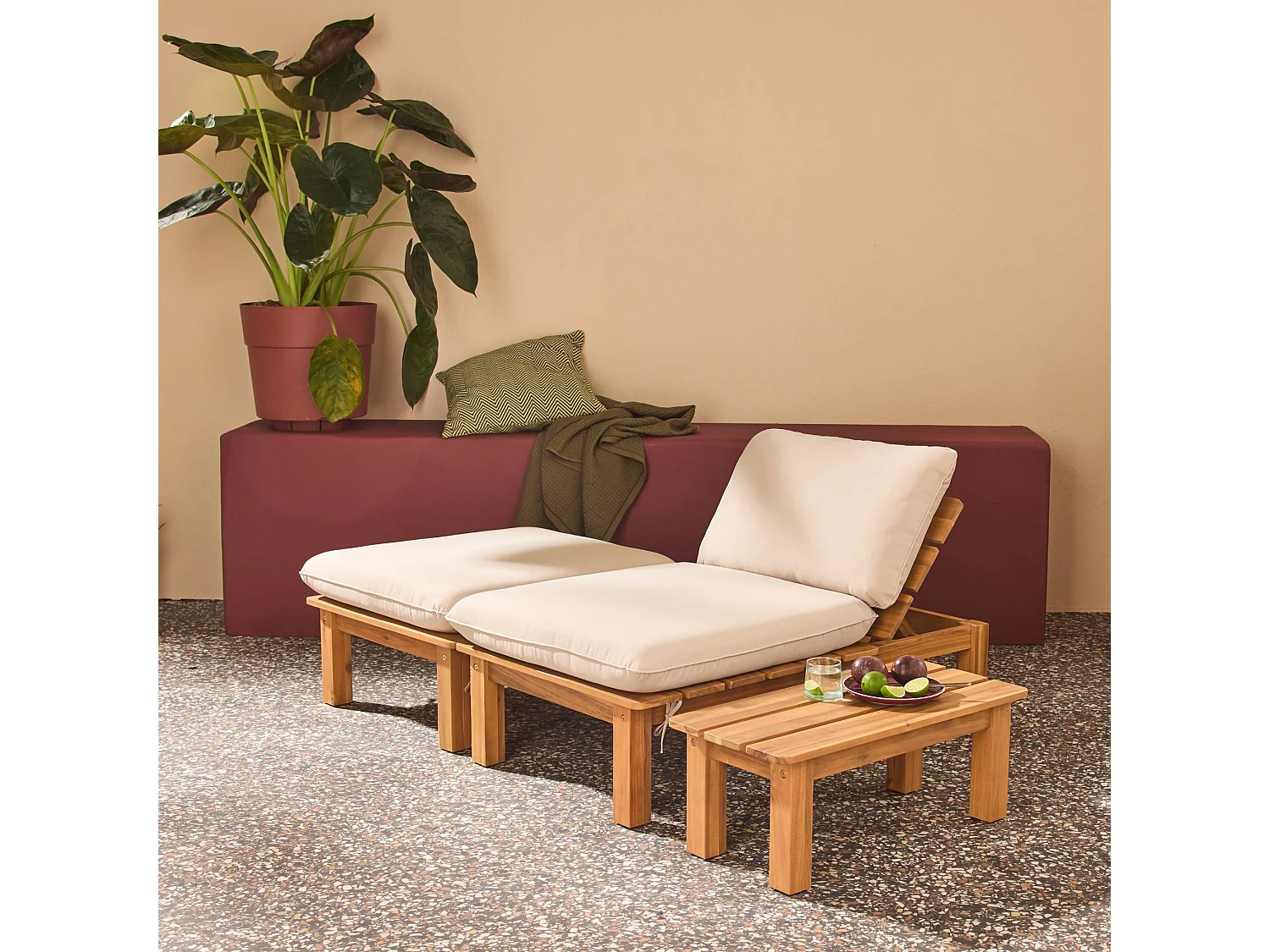 Lettino prendisole modulare in legno multiposizione con tavolino, Mae, Marrone naturale, 65x70x27 cm