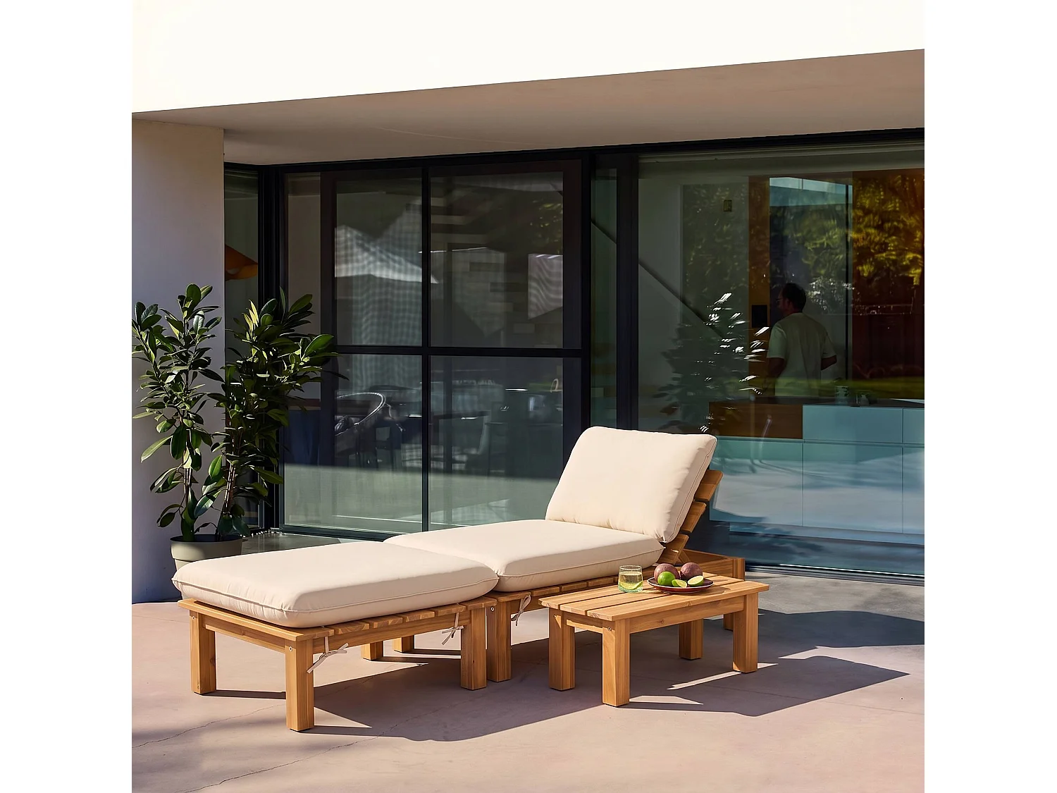 Lettino prendisole modulare in legno multiposizione con tavolino, Mae, Marrone naturale, 65x70x27 cm