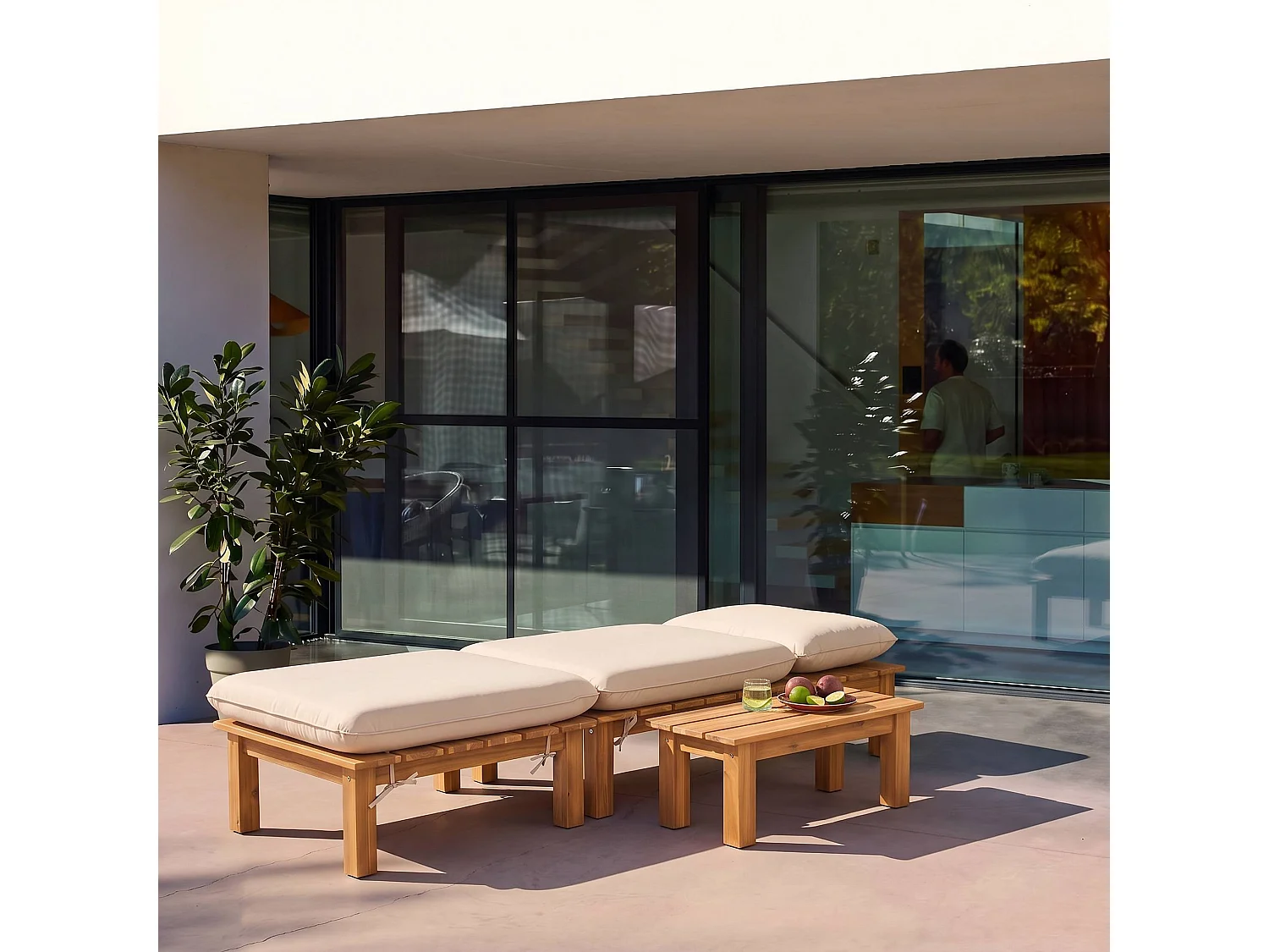 Lettino prendisole modulare in legno multiposizione con tavolino, Mae, Marrone naturale, 65x70x27 cm