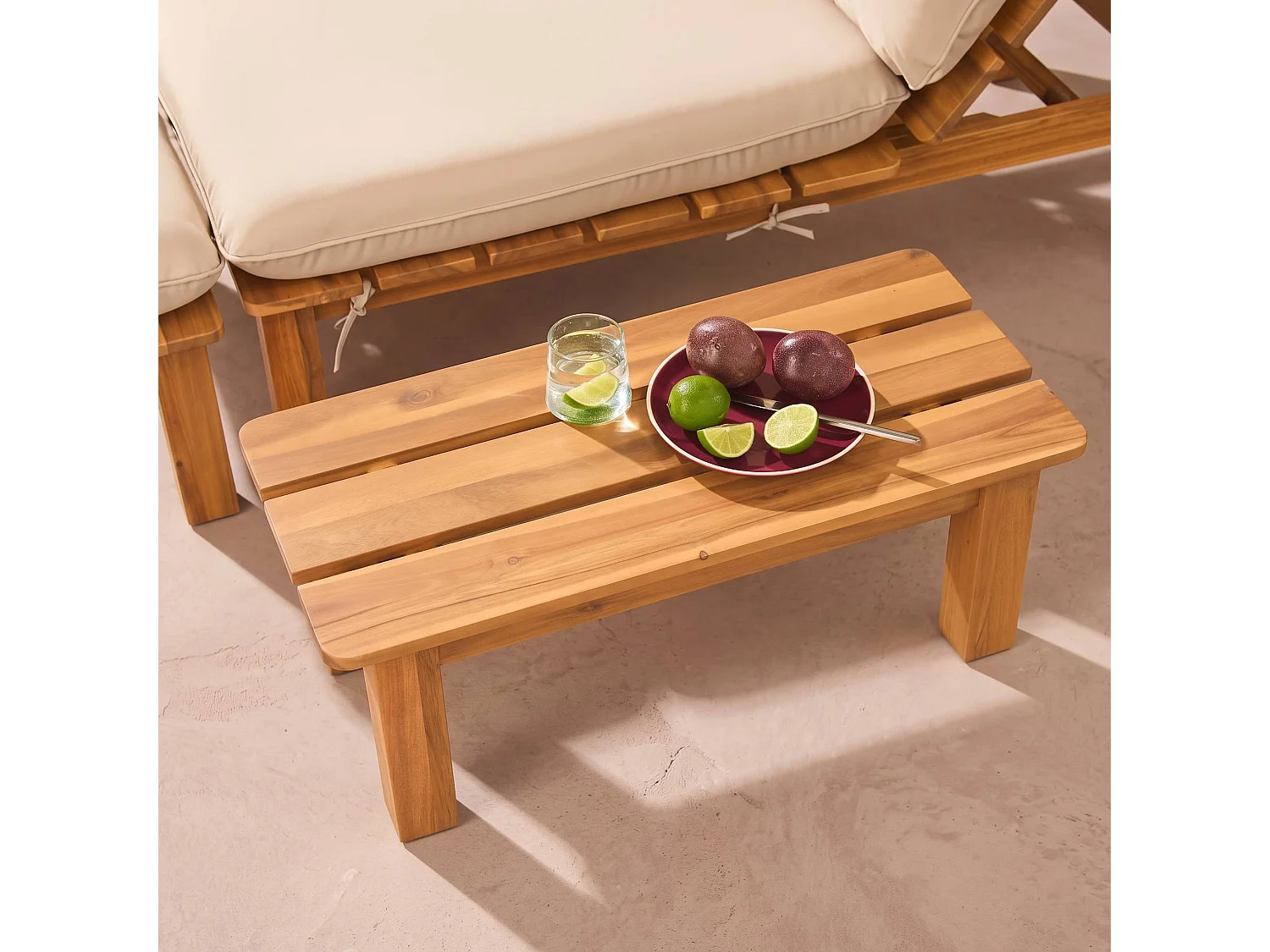 Lettino prendisole modulare in legno multiposizione con tavolino, Mae, Marrone naturale, 65x70x27 cm
