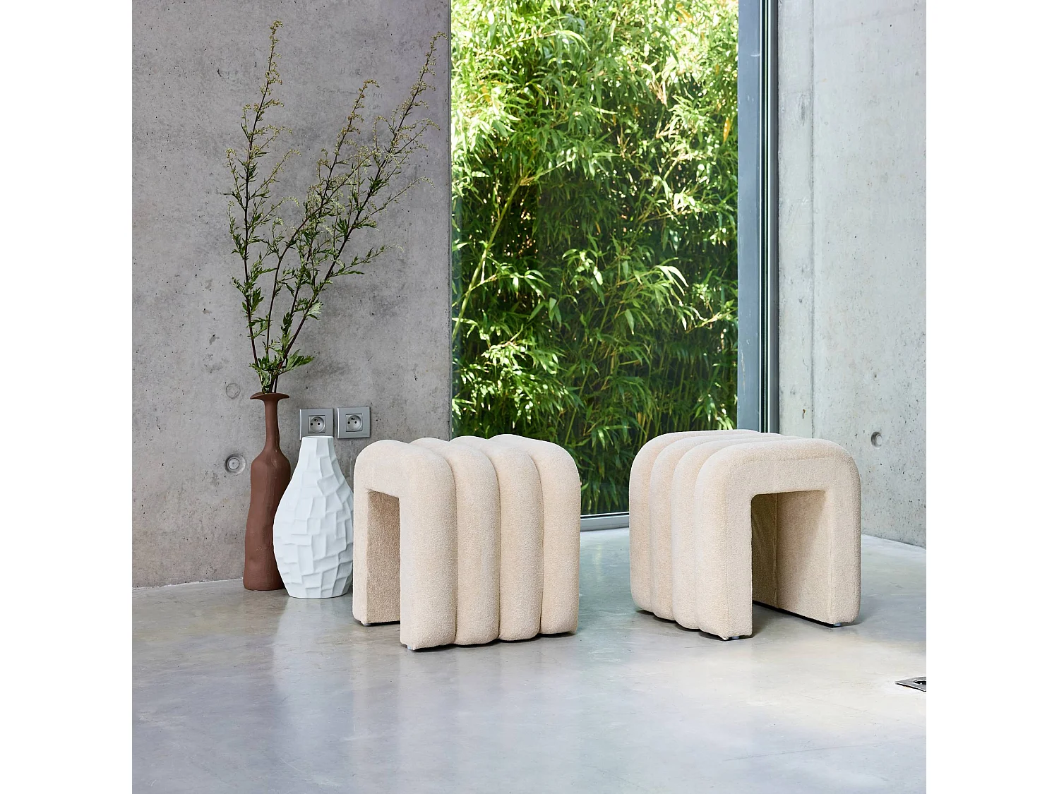 Set de 2 poufs contemporains en tissu beige
